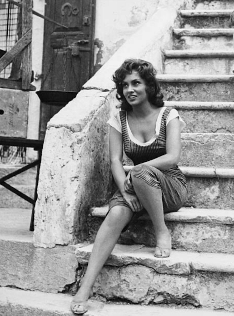 889x1200 La Loi (part 1). Gina Lollobrigida. Moochin' About