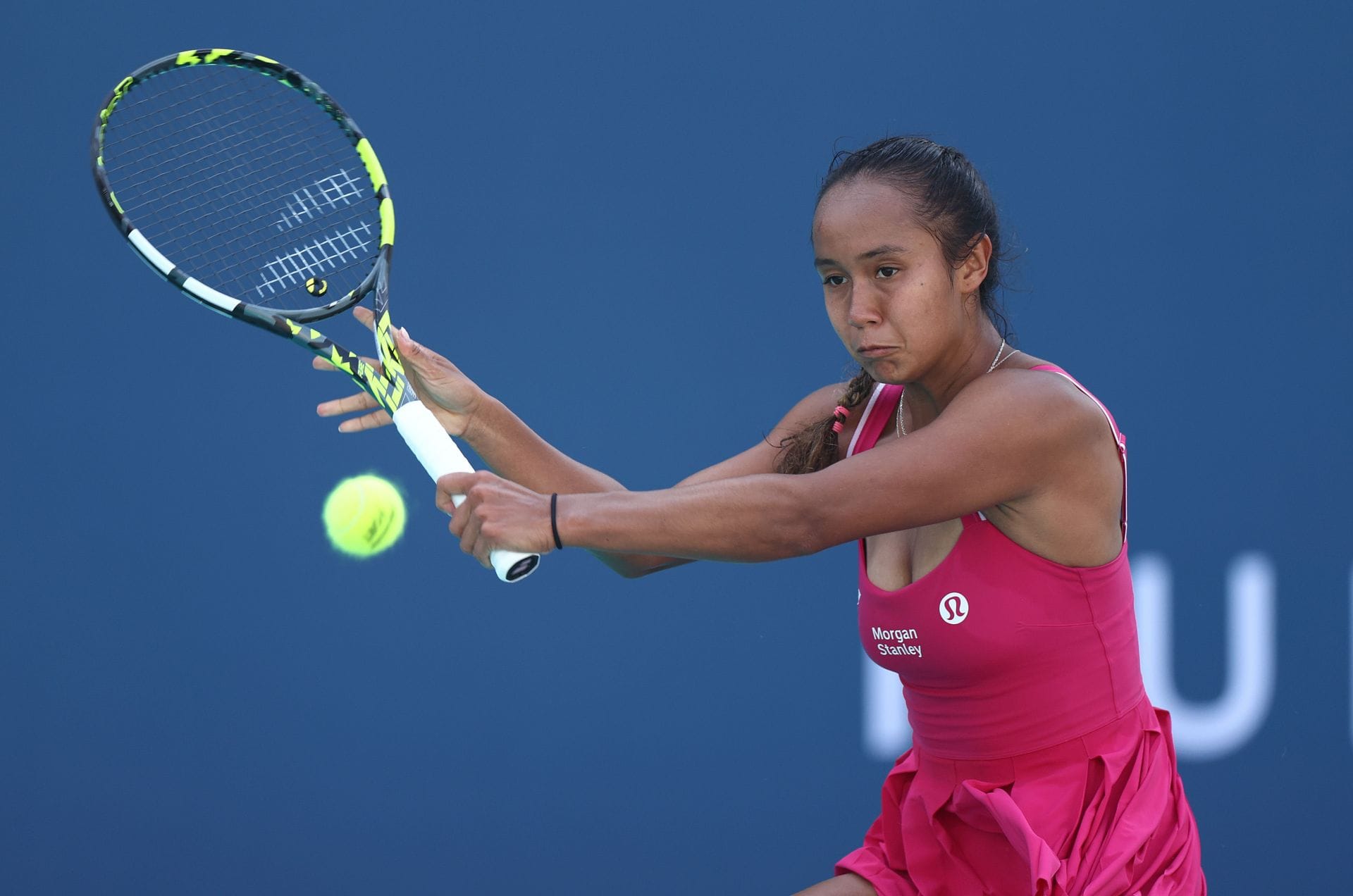 1920x1272 Leylah Fernandez glows in pink and grey fit as she adorns herself with a tennis necklace at Indian Wells