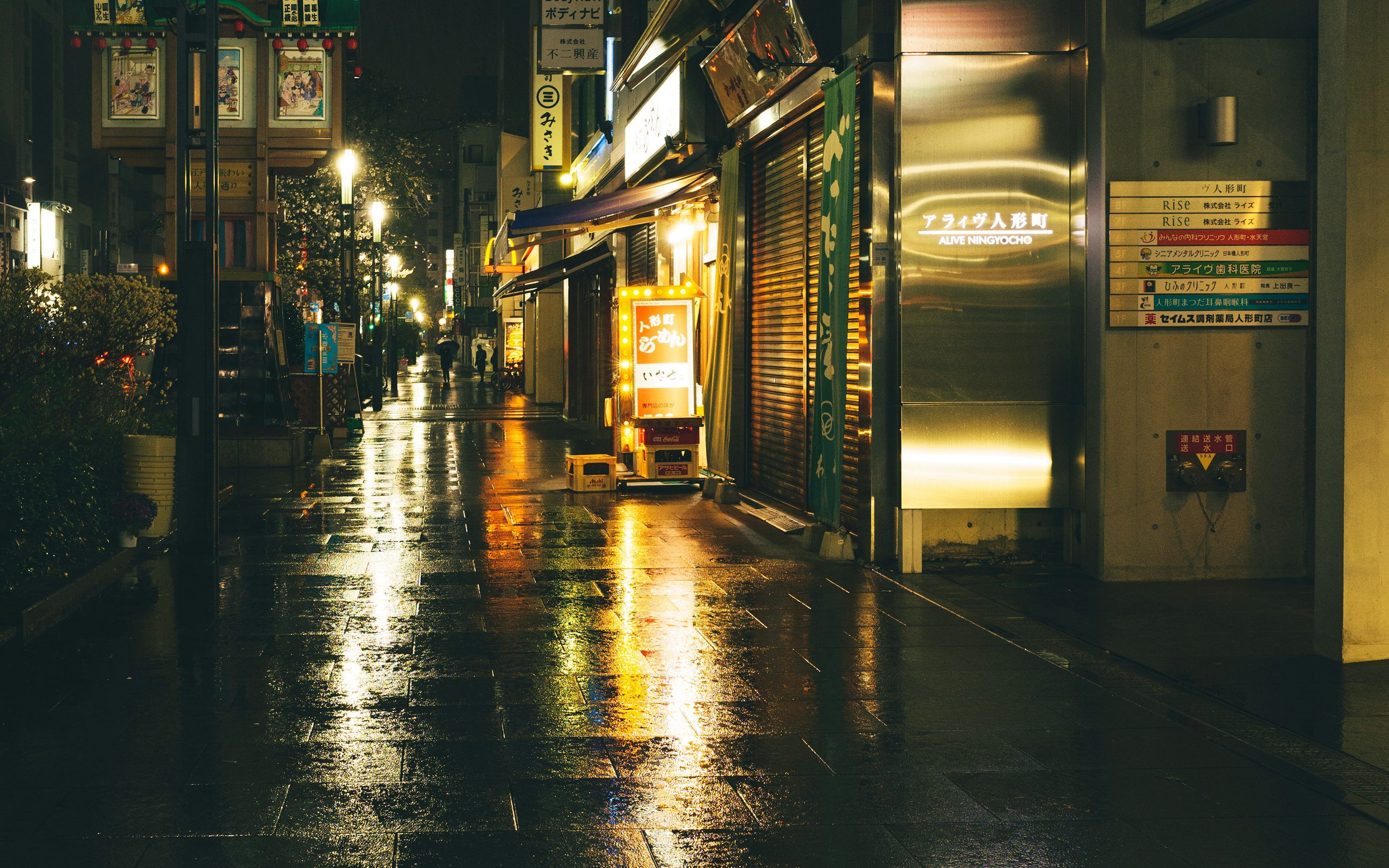 3000x1875 Rainy night street reflecting lights. photo