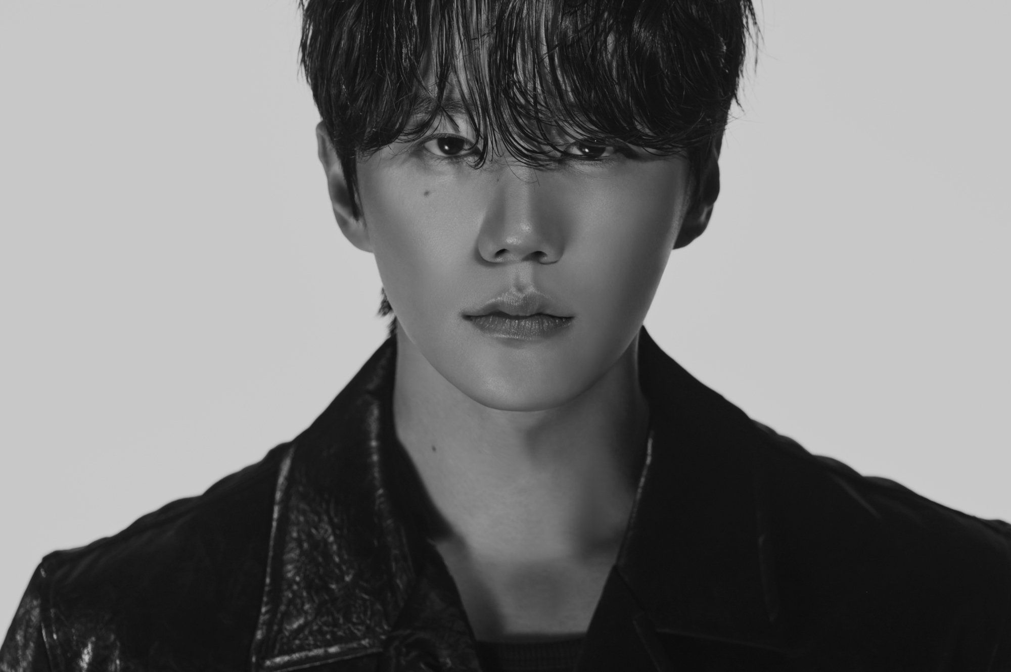 2000x1330 Lee Jun Young Unveils Charismatic New Profile Photo