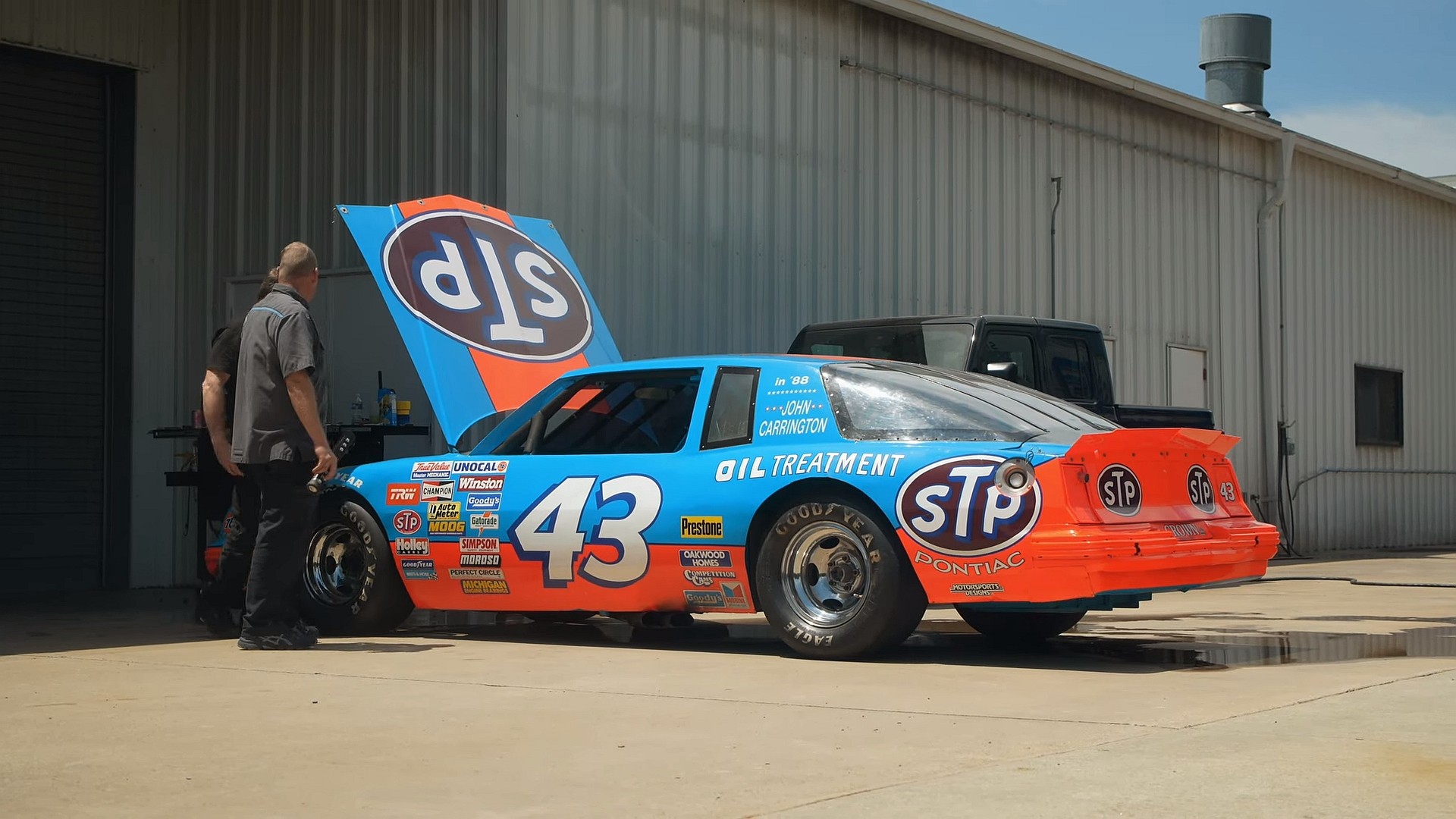 1920x1080 Richard Petty's 1987 Pontiac Grand Prix Comes Out of Storage, Flexes Iconic STP Livery