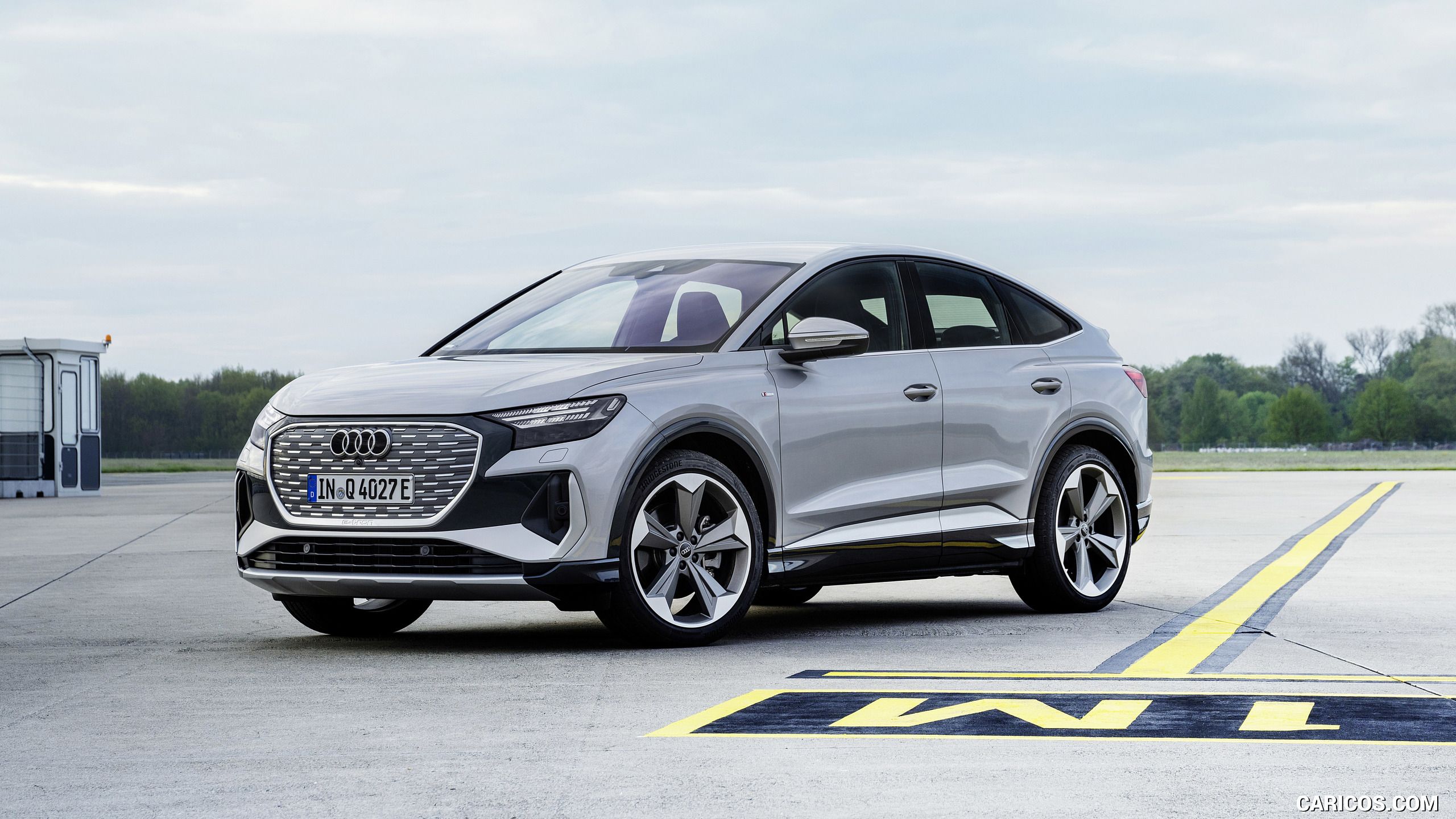 2560x1440 Audi Q4 Sportback E TronMY (Color: Florett Silver). Front Three Quarter