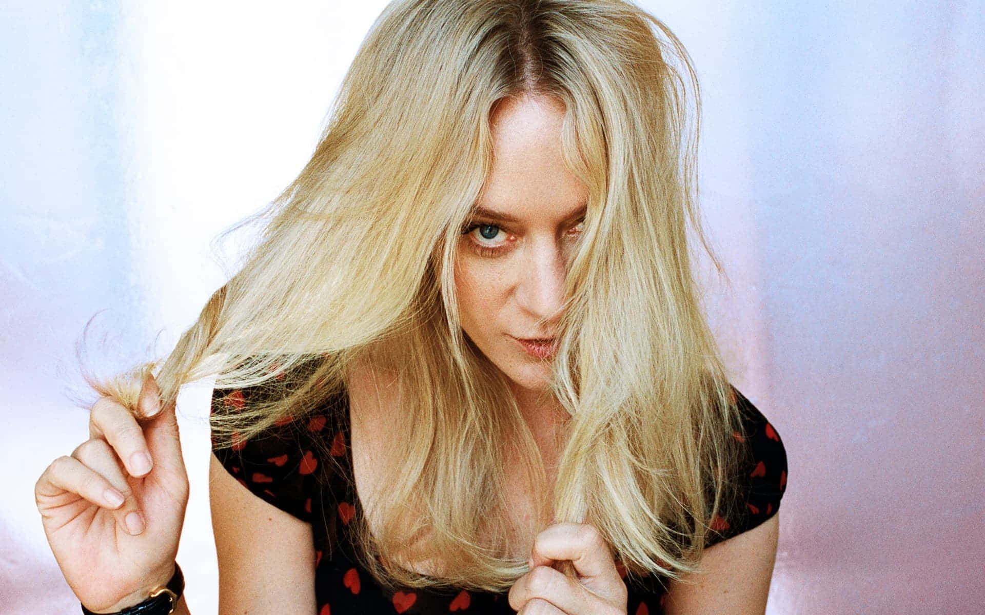 1920x1200 Download Actress Chloë Sevigny posing in a stylish outfit Wallpaper