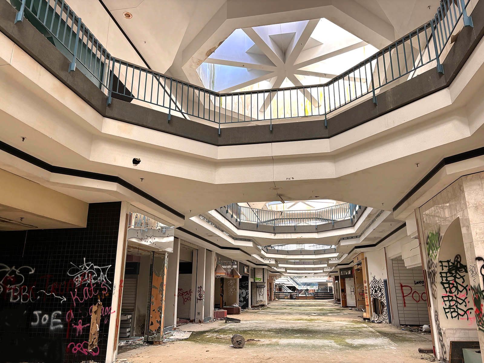 1600x1200 Urban spelunking: A last look inside the old Northridge Mall