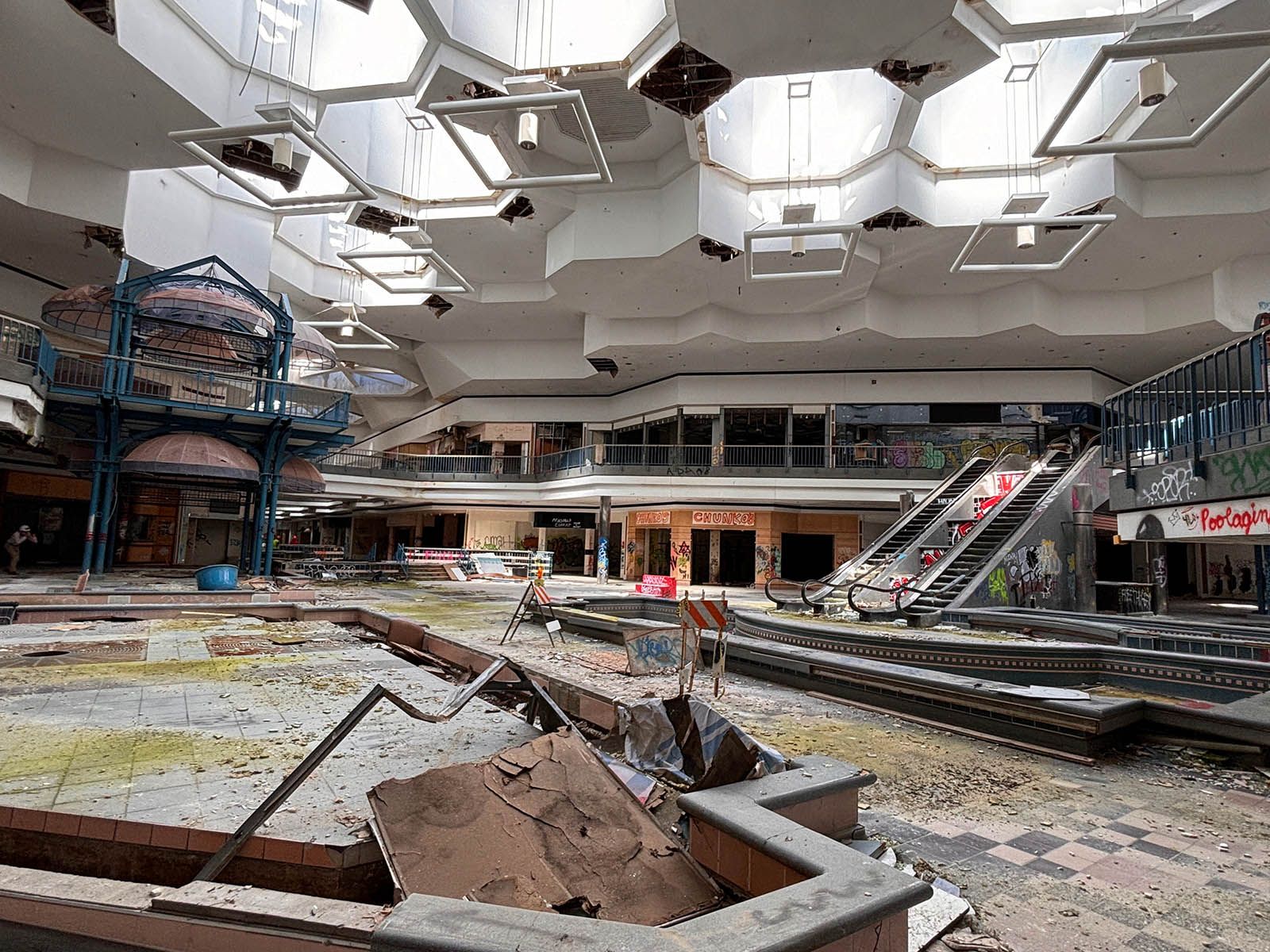 1600x1200 Urban spelunking: A last look inside the old Northridge Mall