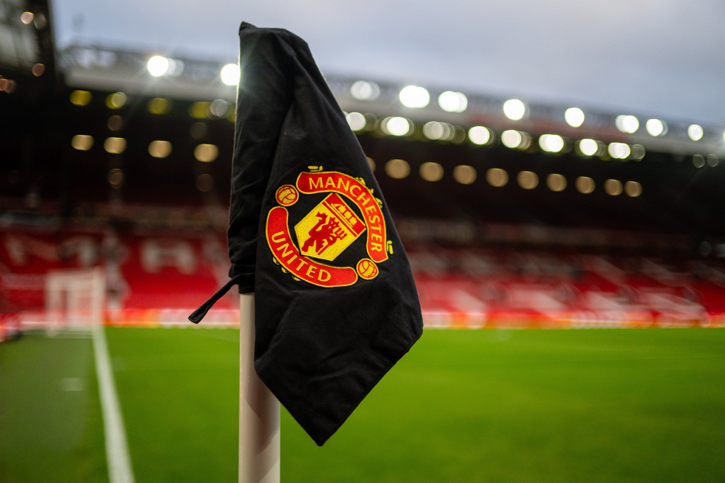 2400x1600 Manchester United release financial report. The Busby Babe