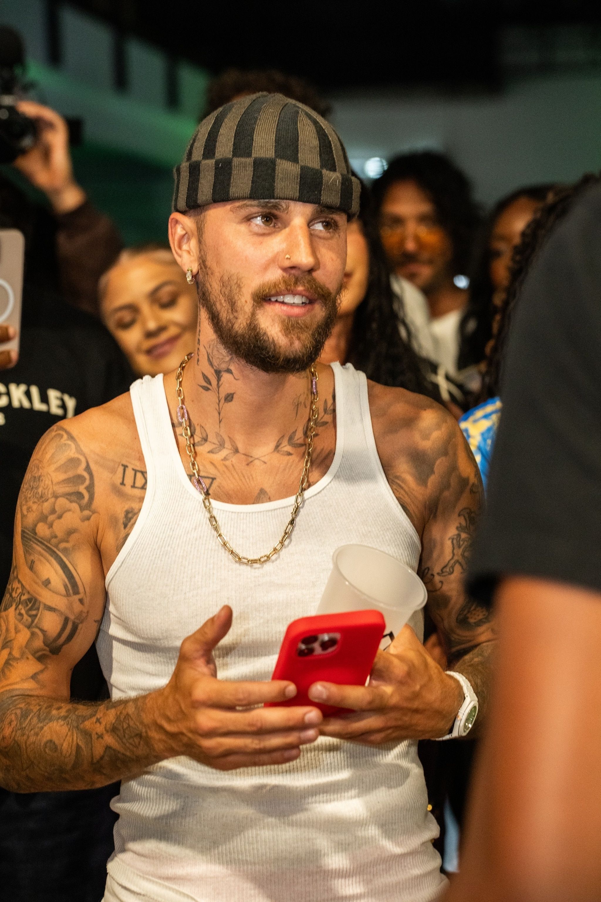 2048x3072 Justin Bieber releases new album 'SWAG II'