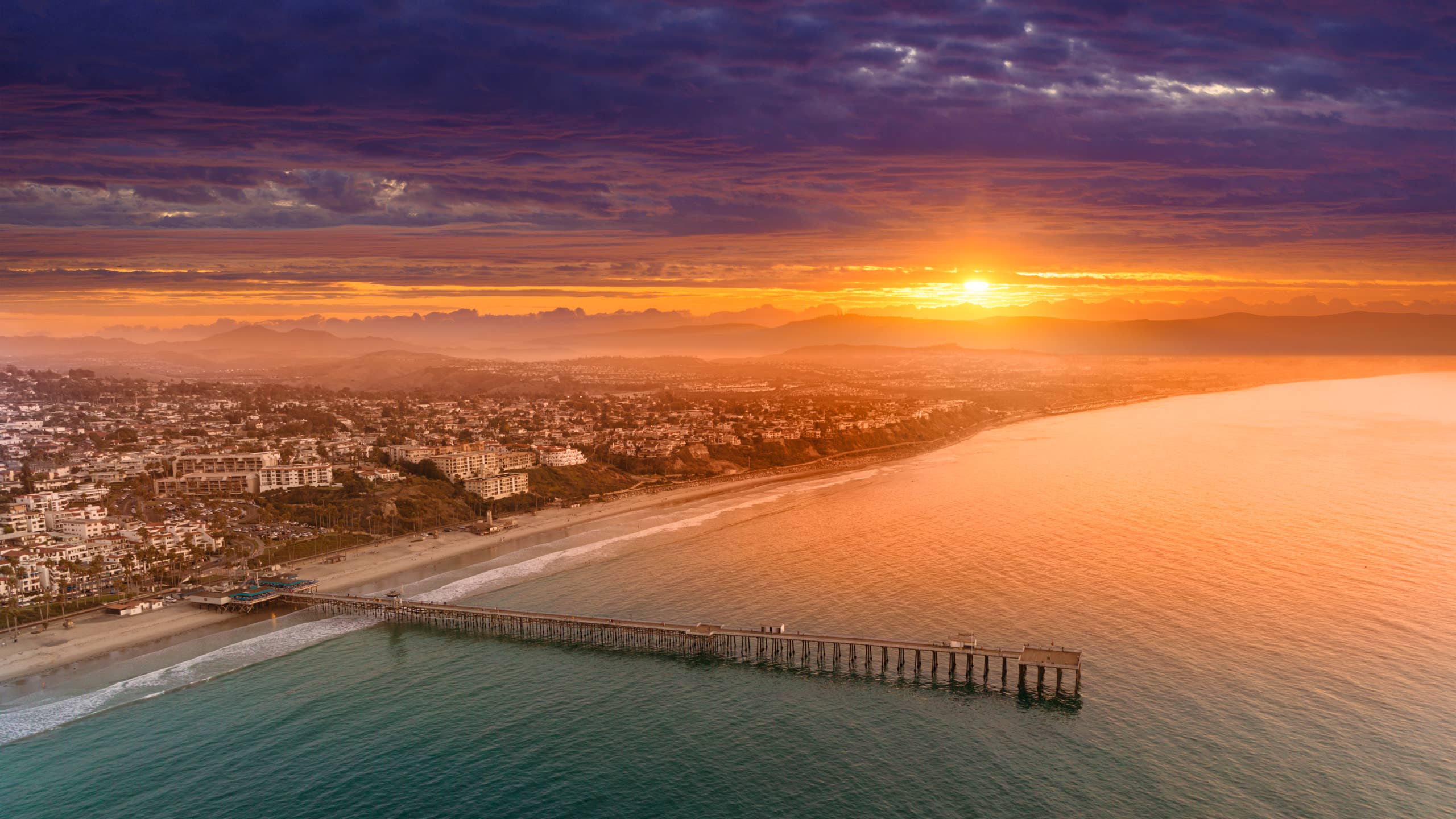 2560x1440 Best Summer Surf Towns Around the World