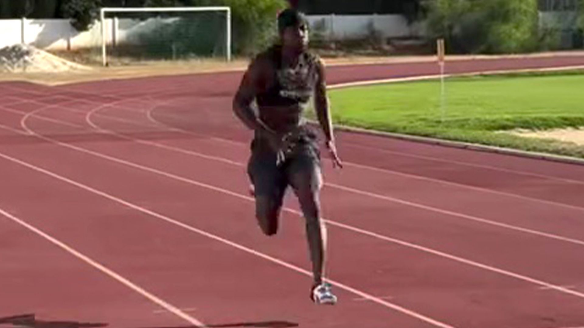 1920x1080 Catch me if you can' - 'Freakish athlete' Anthony Elanga shows off insane 100m time ahead of Newcastle transfer