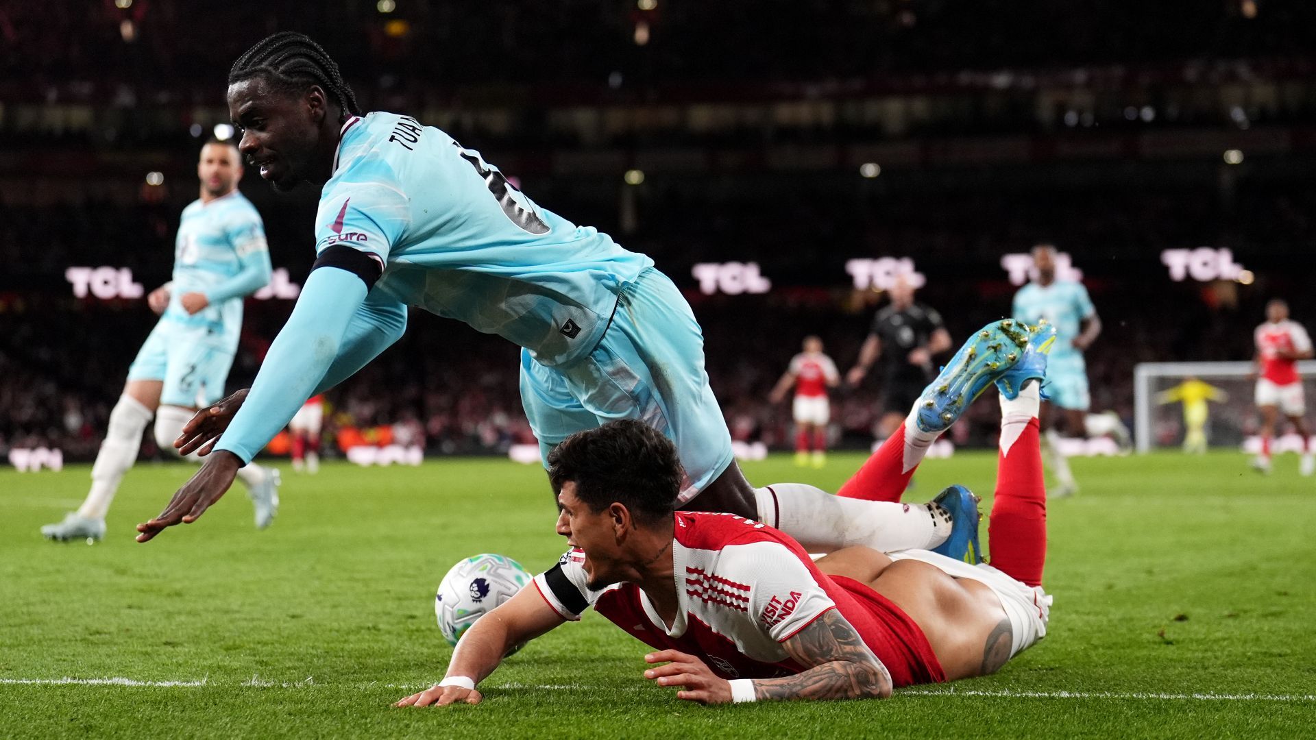 1920x1080 Arsenal star Piero Hincapie shows his bum on live TV in nightmare wardrobe malfunction during Burnley clash