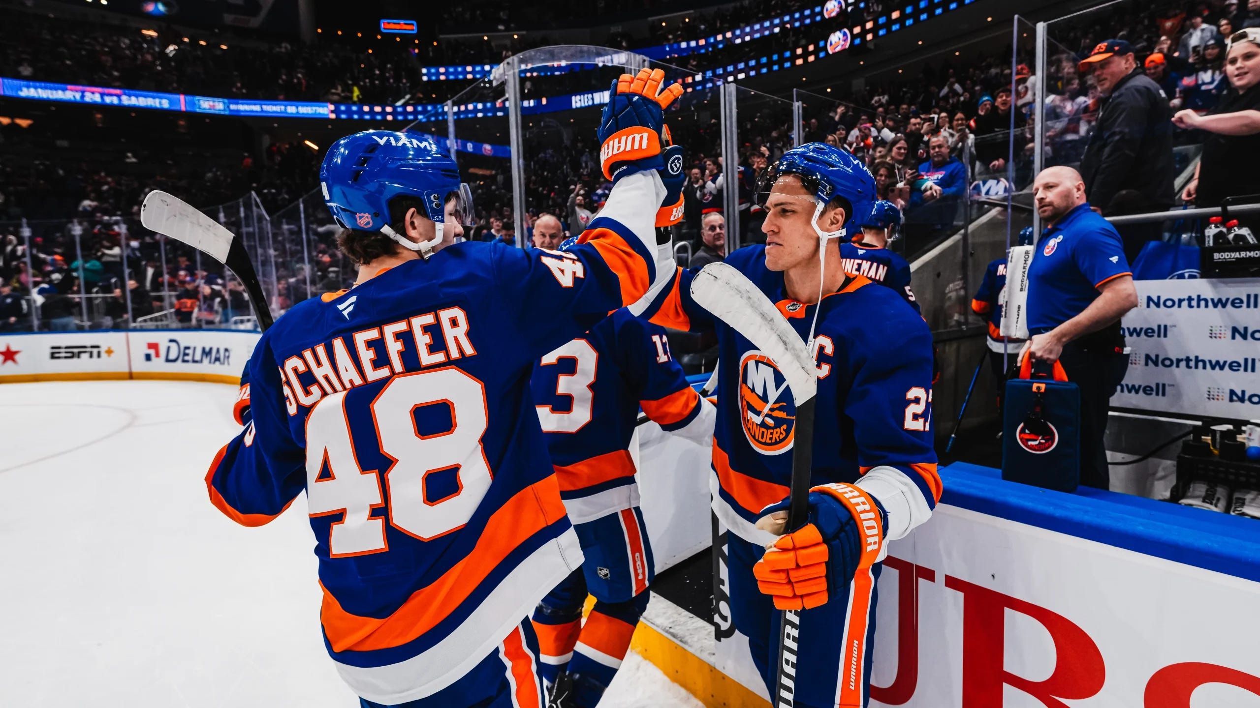 2560x1440 Islanders' Deadline Decisions: Darche, Lee, Pageau Address Contract Uncertainty