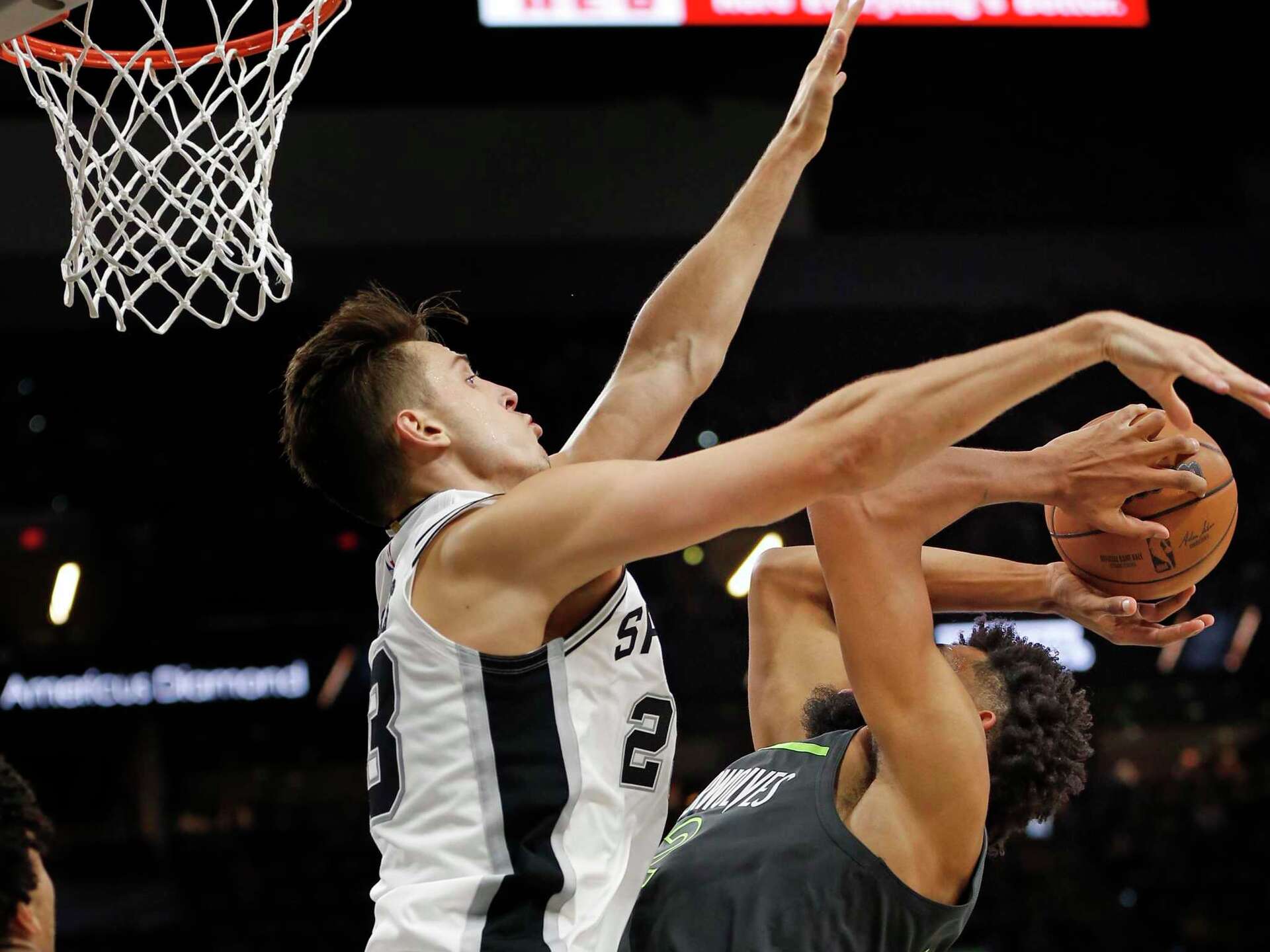 1920x1440 Spurs' Zach Collins has leg fracture