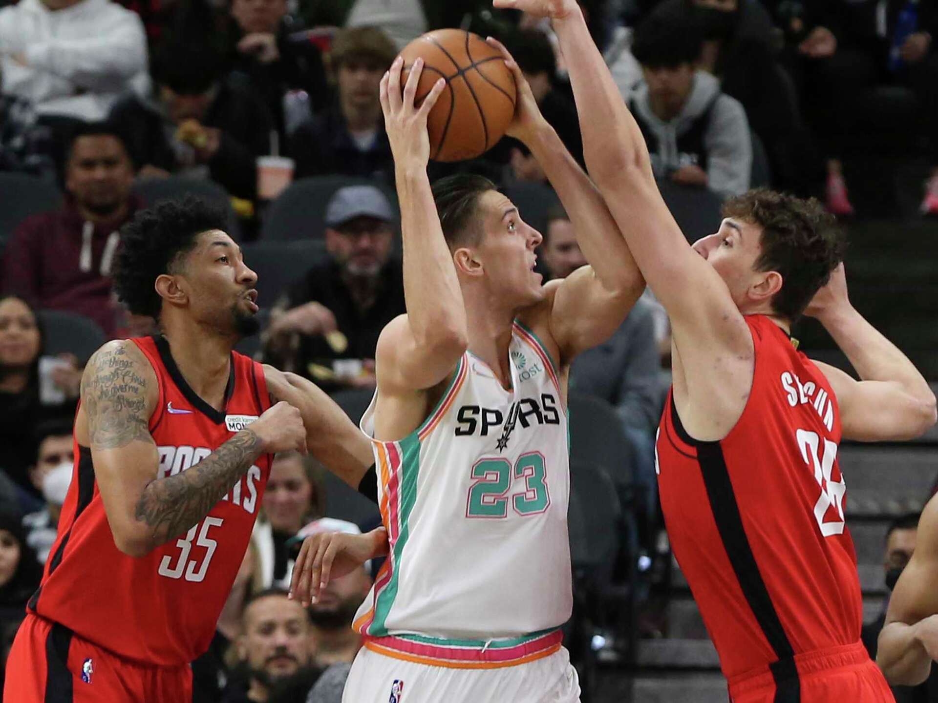 1920x1440 San Antonio Spurs' Zach Collins looks to fit in after return