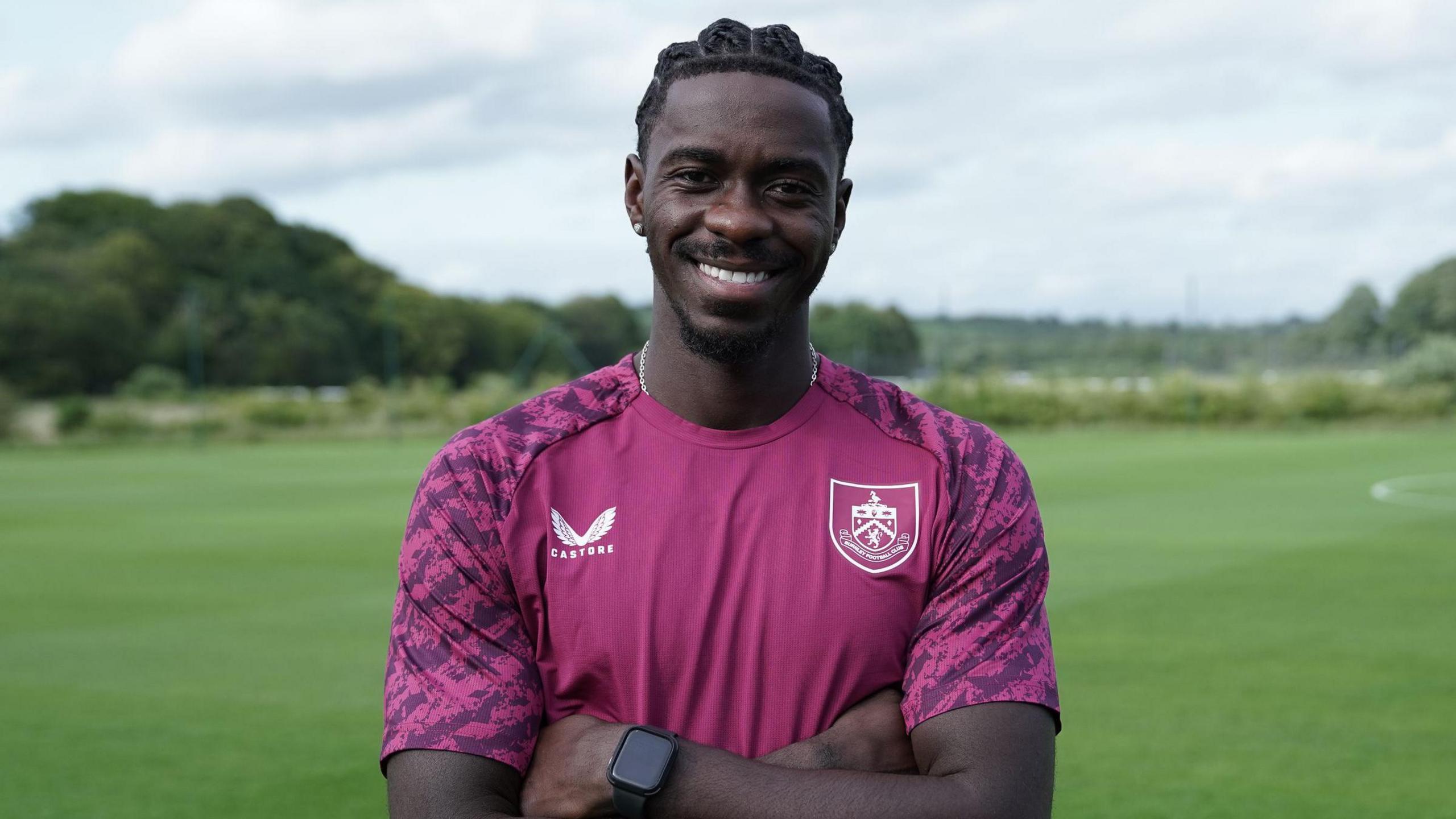 2560x1440 Axel Tuanzebe: Burnley Sign Centre Back On Free Transfer From Ipswich Town