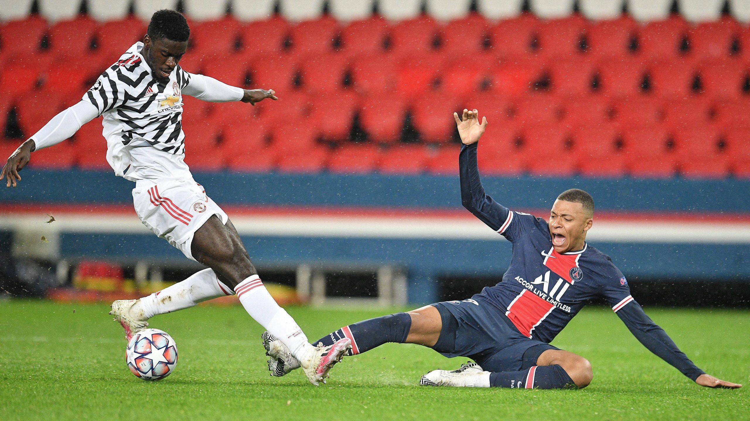 2560x1440 Axel Tuanzebe determined to help Manchester United dominate in Champions League