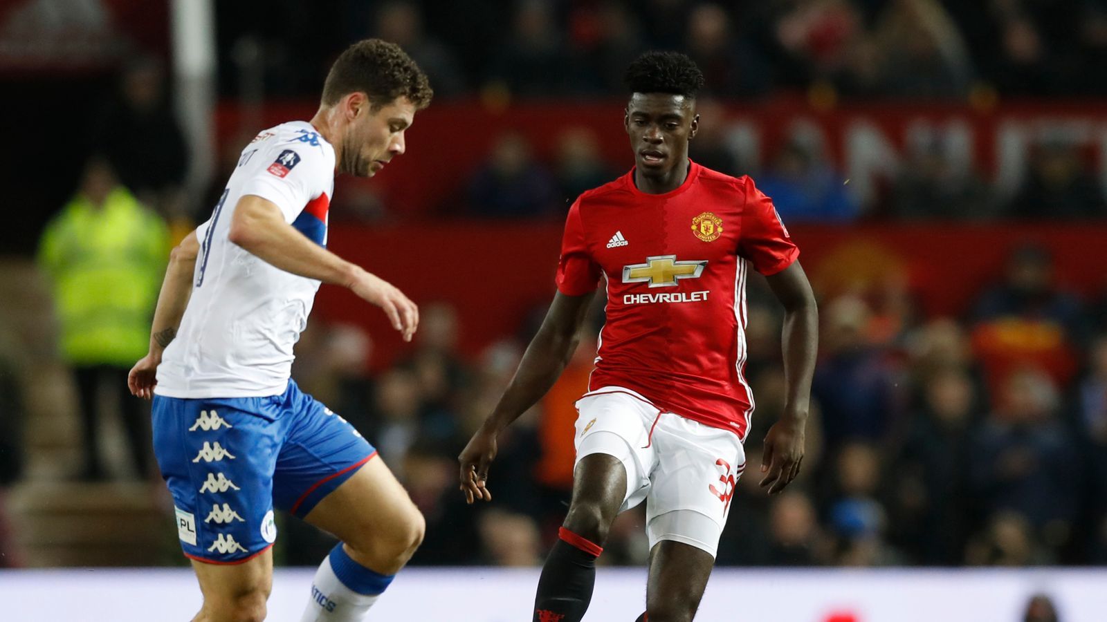1600x900 Axel Tuanzebe signs new Manchester United contract