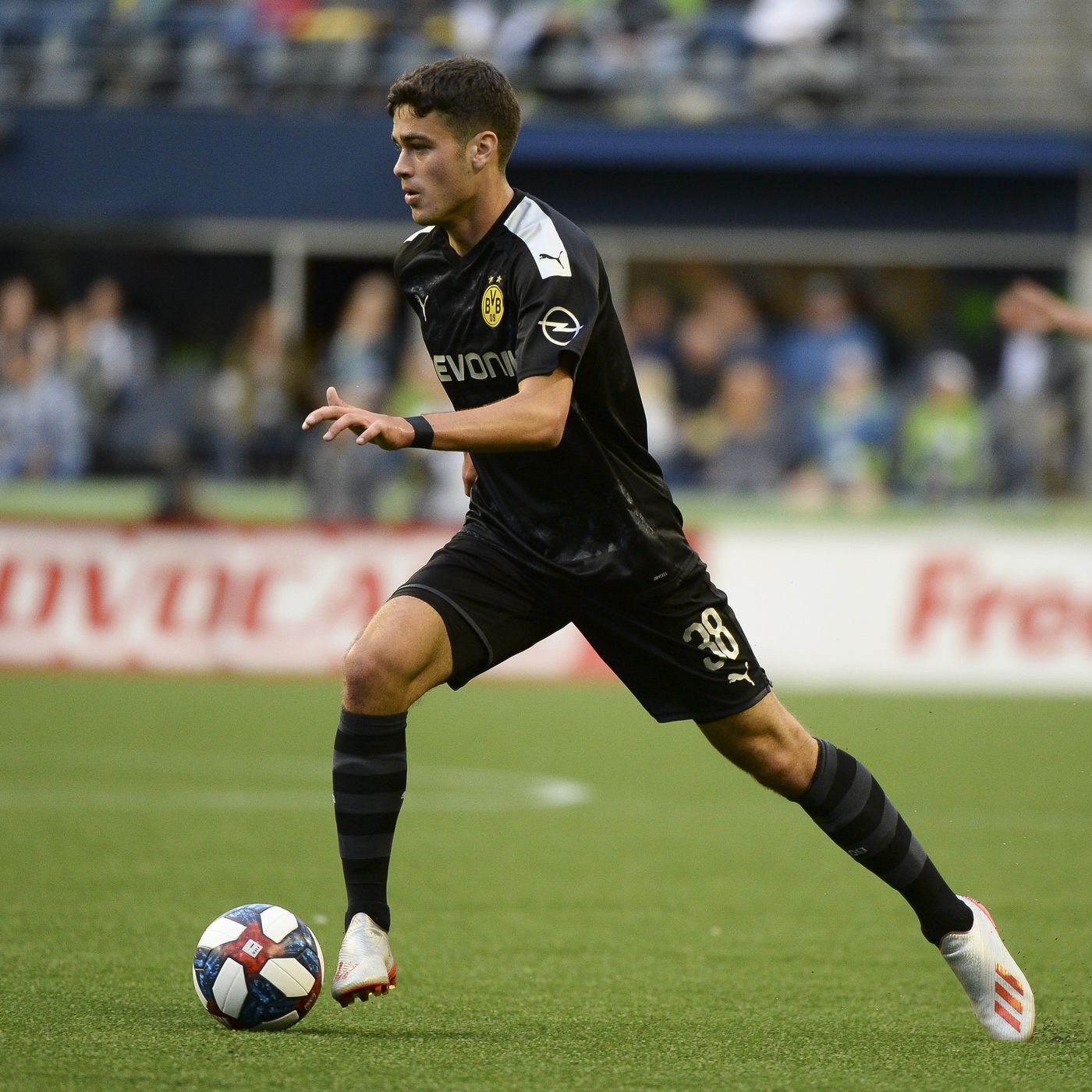1400x1400 Gio Reyna Wallpaper