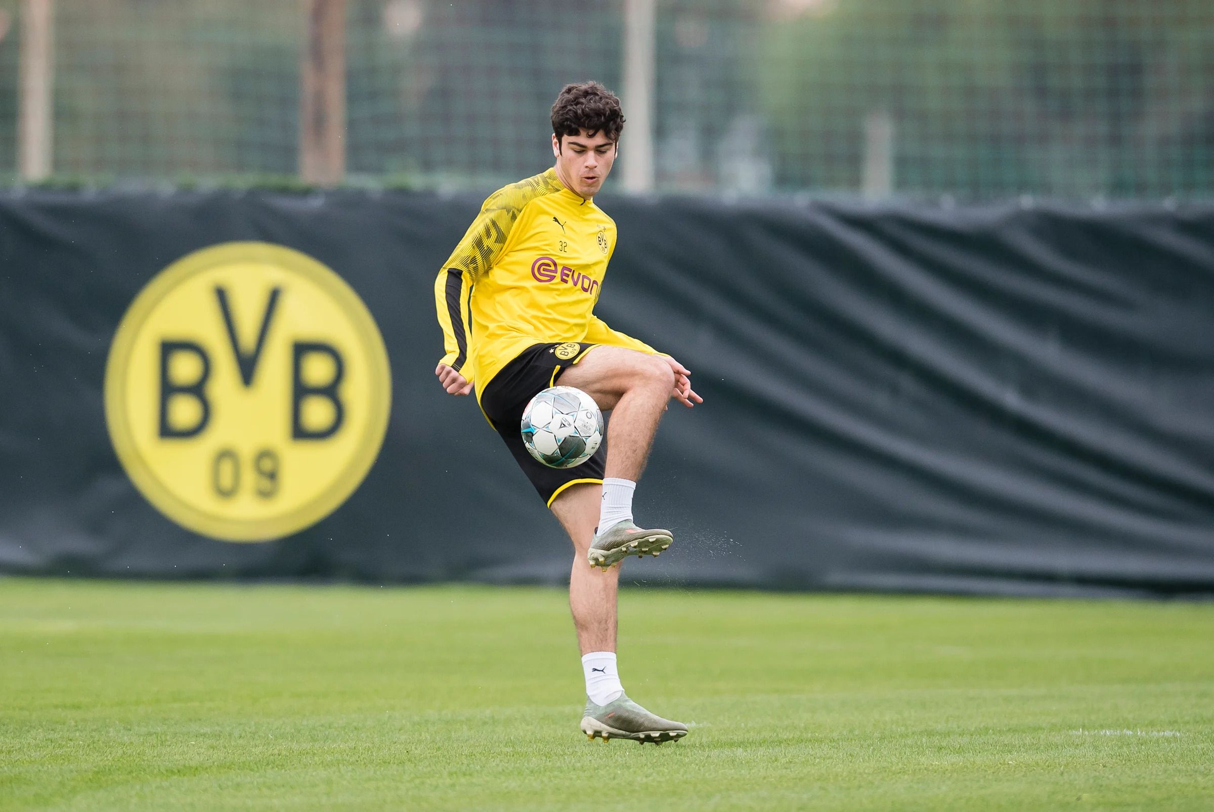 2400x1605 USMNT: Gio Reyna in perfect position at Borussia Dortmund