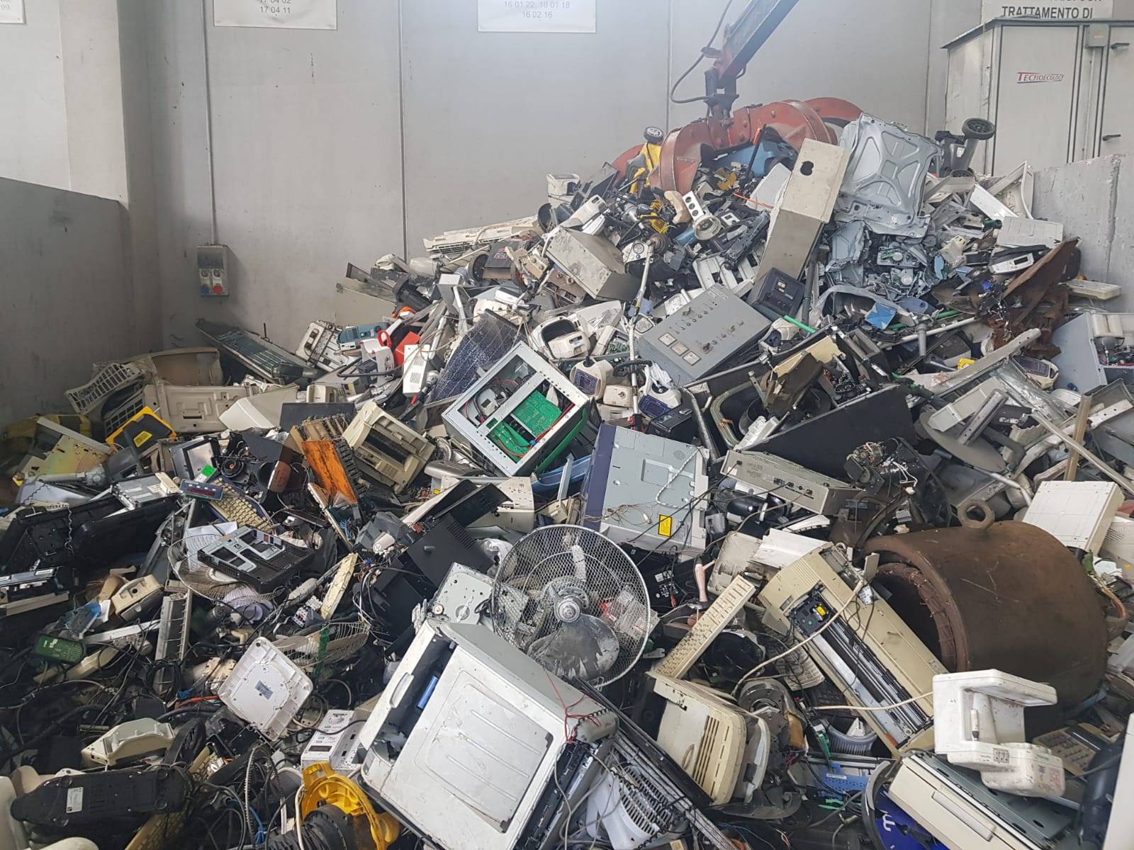 1600x1200 Processing of electronic waste (WEEE)