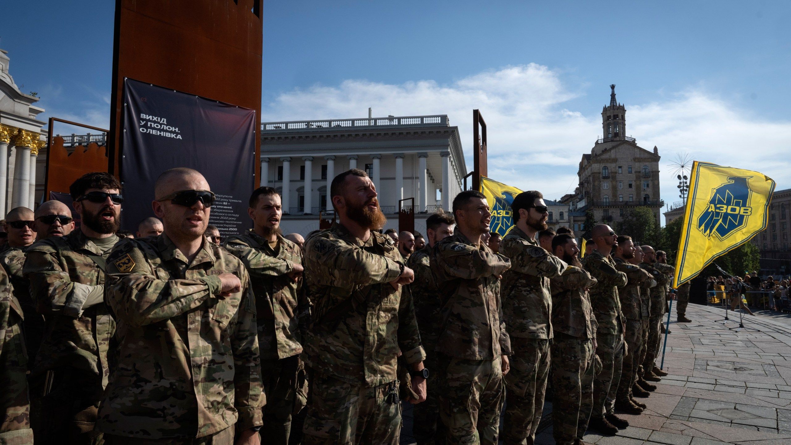 2560x1440 Thousands in Ukraine honor soldiers killed in blast and urge government to get prisoners freed
