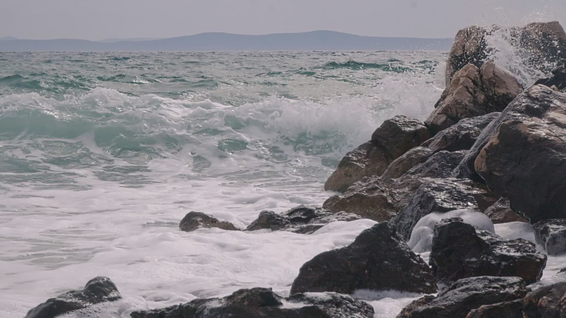 1920x1080 Powerful Ocean Waves Crashing on Rocky Shore