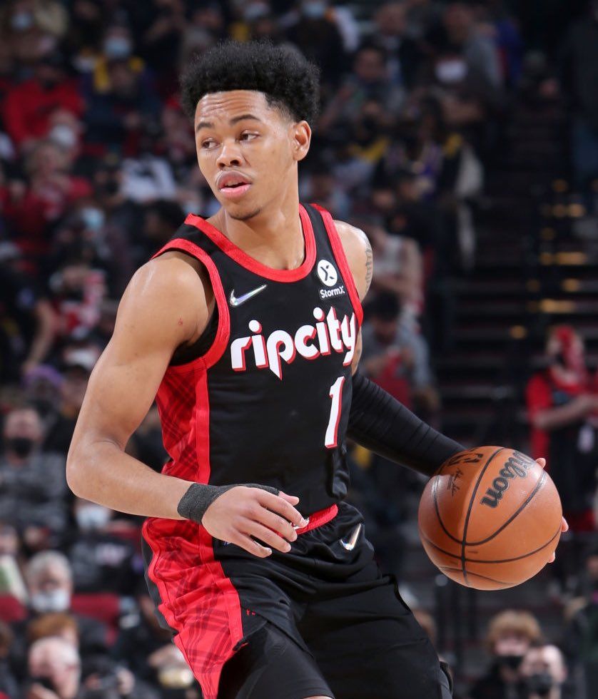 838x980 Anfernee Simons tonight: 29 points 5 assists 5 3PM 48% FG Future star in Portland