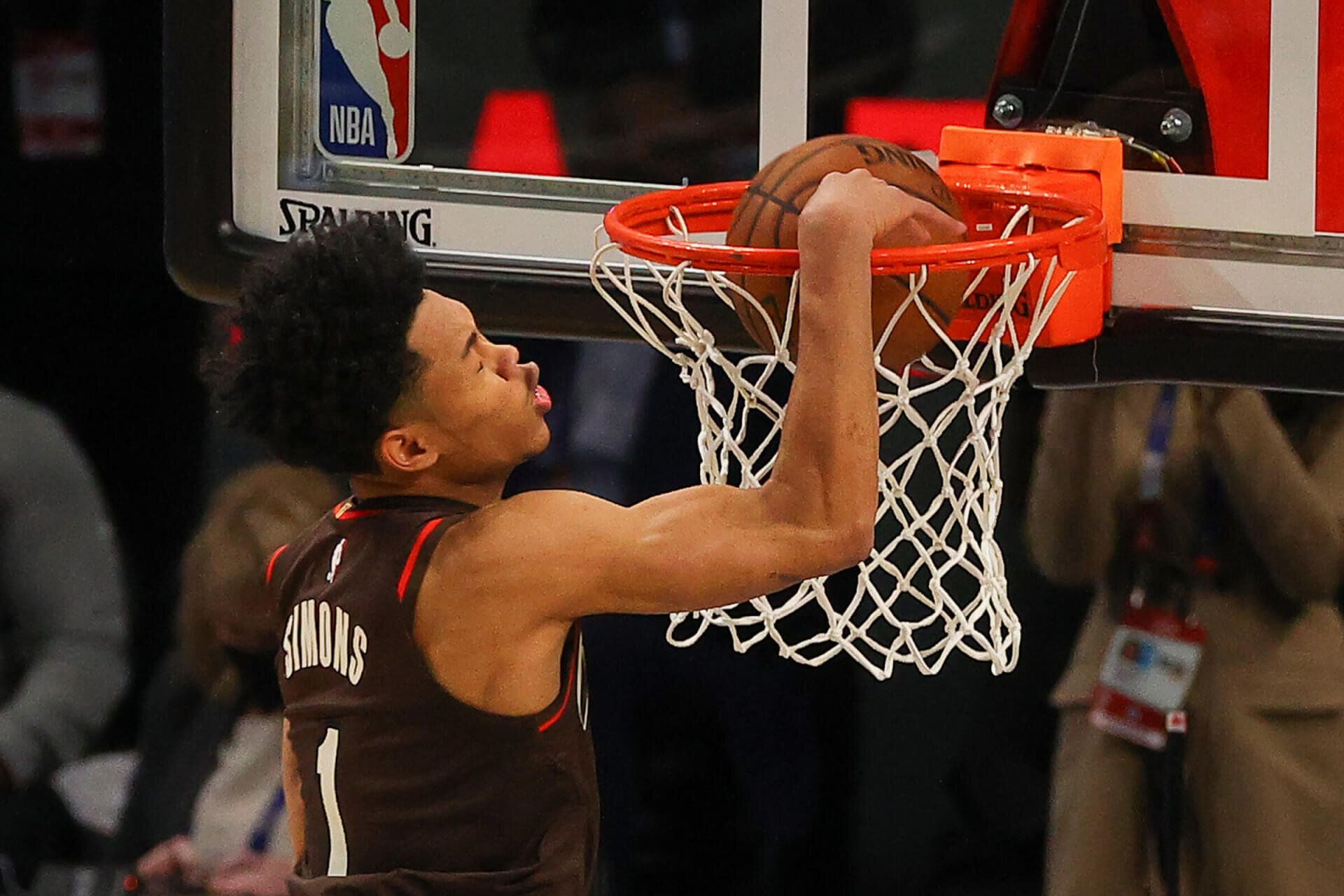 1920x1280 Trail Blazers' Anfernee Simons seals Slam Dunk title with a kiss