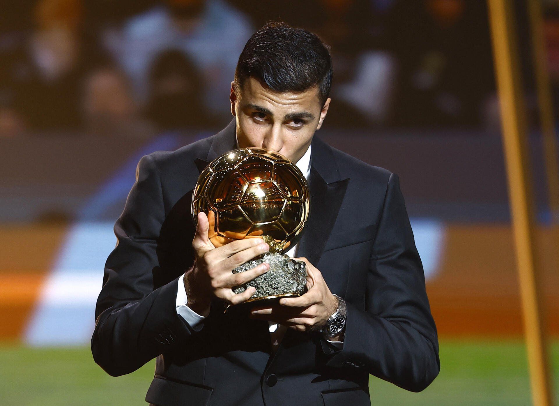 1920x1394 HD Wallpaper of Rodri Hernández with the Ballon d'Or in Soccerx2600