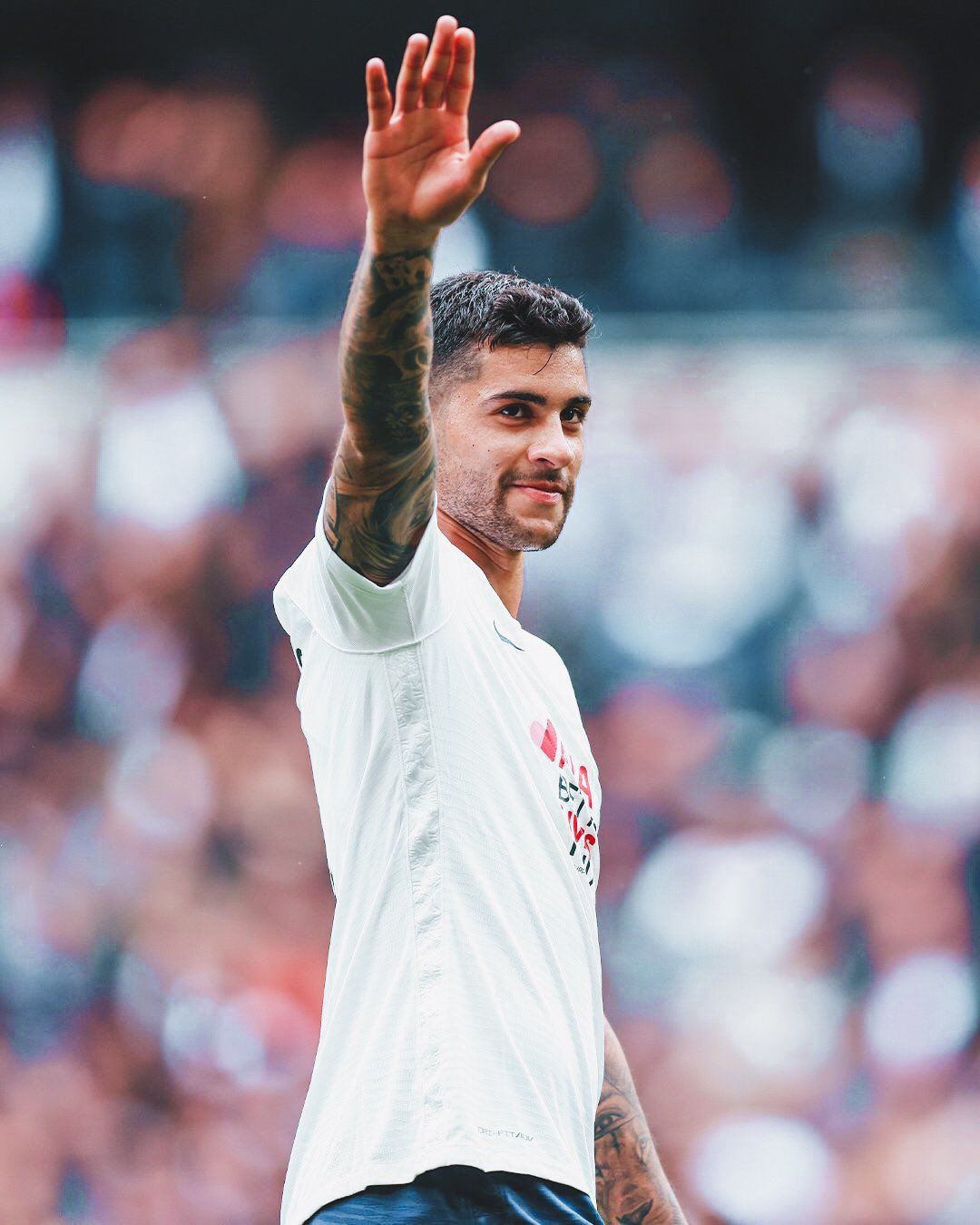 1080x1350 Cuti Romero Wallpaper