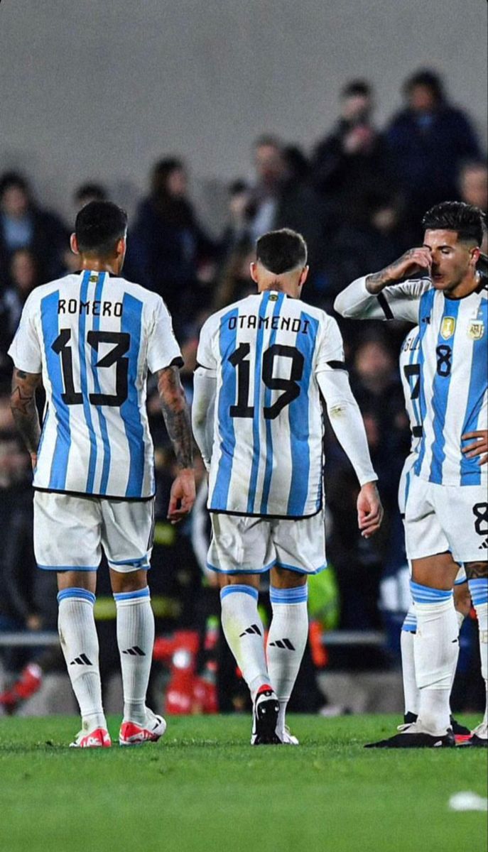 687x1200 Cuti Romero, Nicolas Otamendi y Enzo Fernández