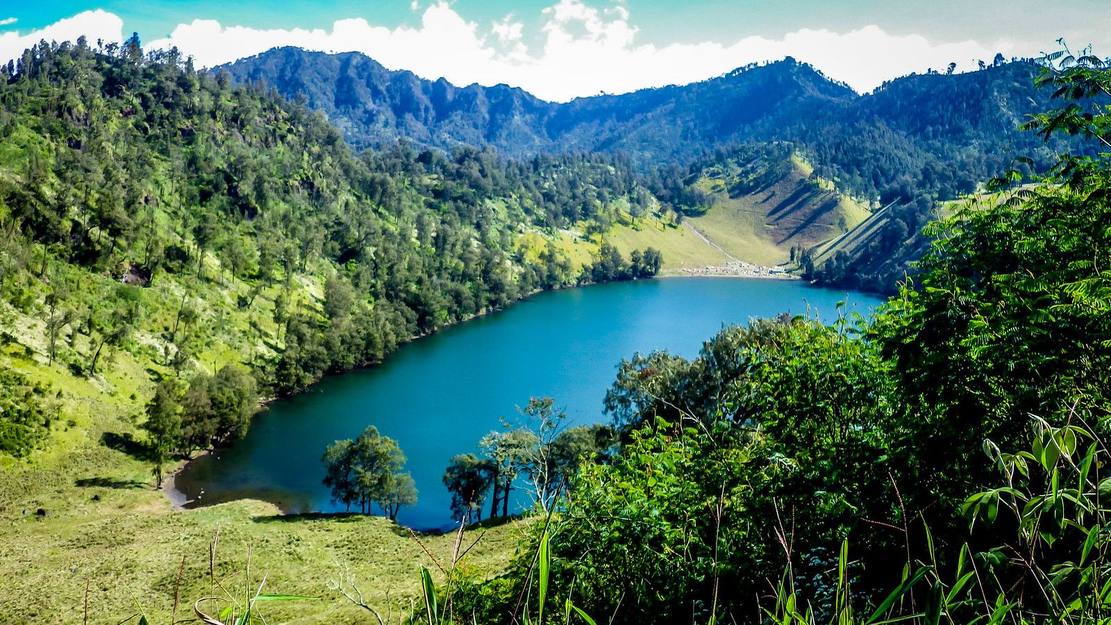 1600x900 Ranu Kumbolo. Lake of the gods. Mount Semeru