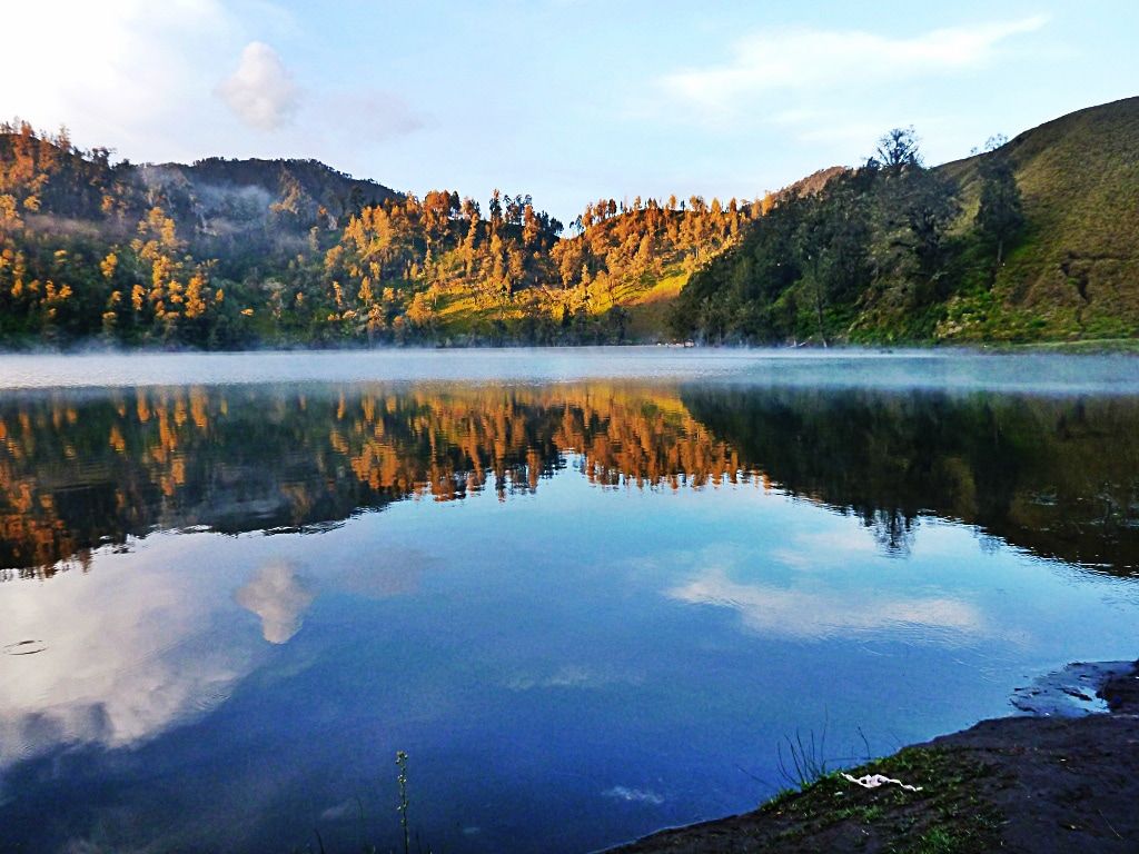1024x768 Ranu Kumbolo. Lake On the Slopes of Mount Semeru Amazing balinata