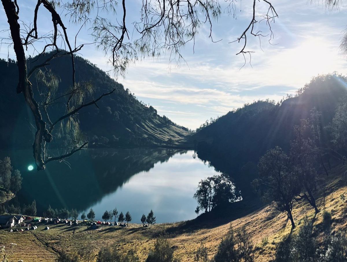 1200x905 Ranu Kumbolo, Danau Eksotis di Lumajang yang Jadi Buruan Wisatawan