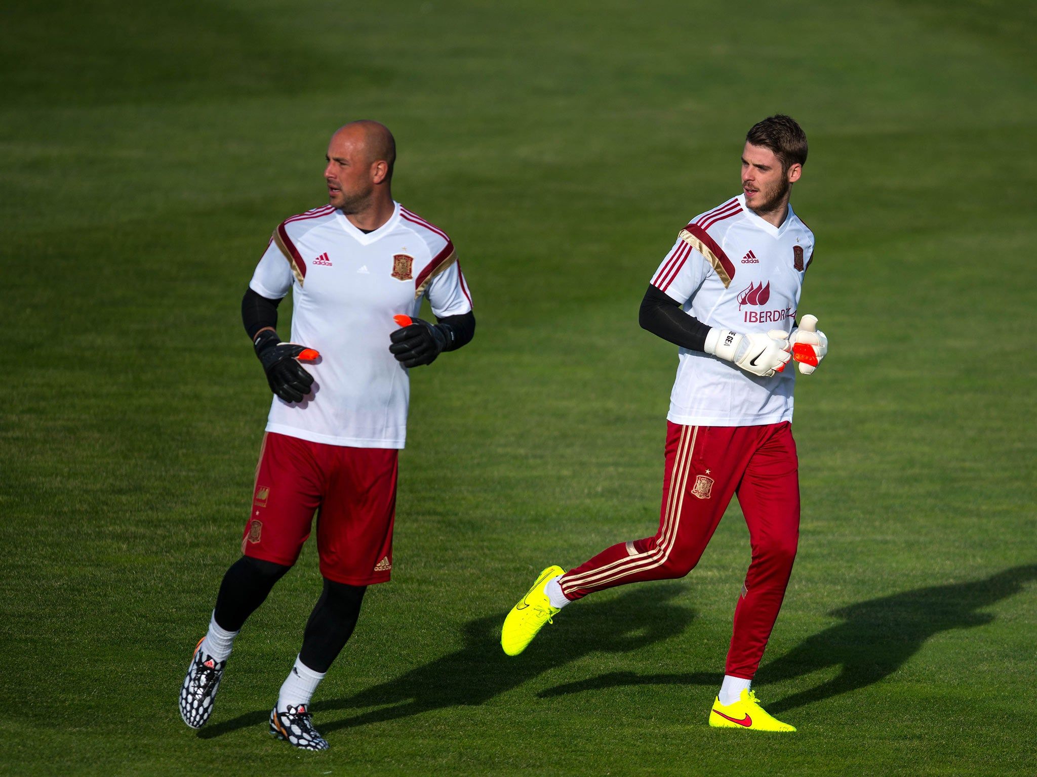 2048x1536 Pepe Reina transfer latest: Liverpool goalkeeper open to Napoli stay