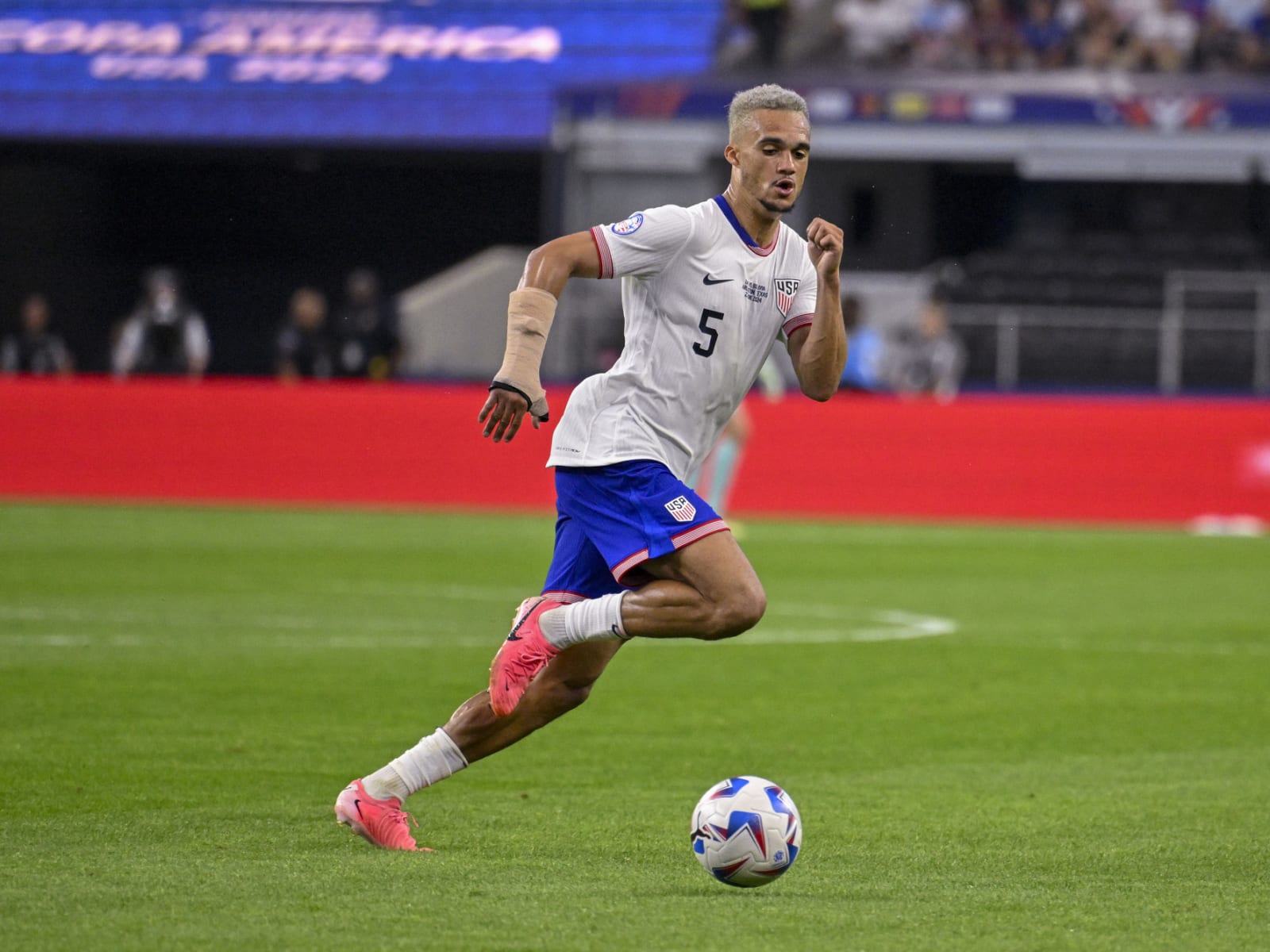 1600x1200 Antonee Robinson Is A Big Difference Maker For Fulham, USMNT