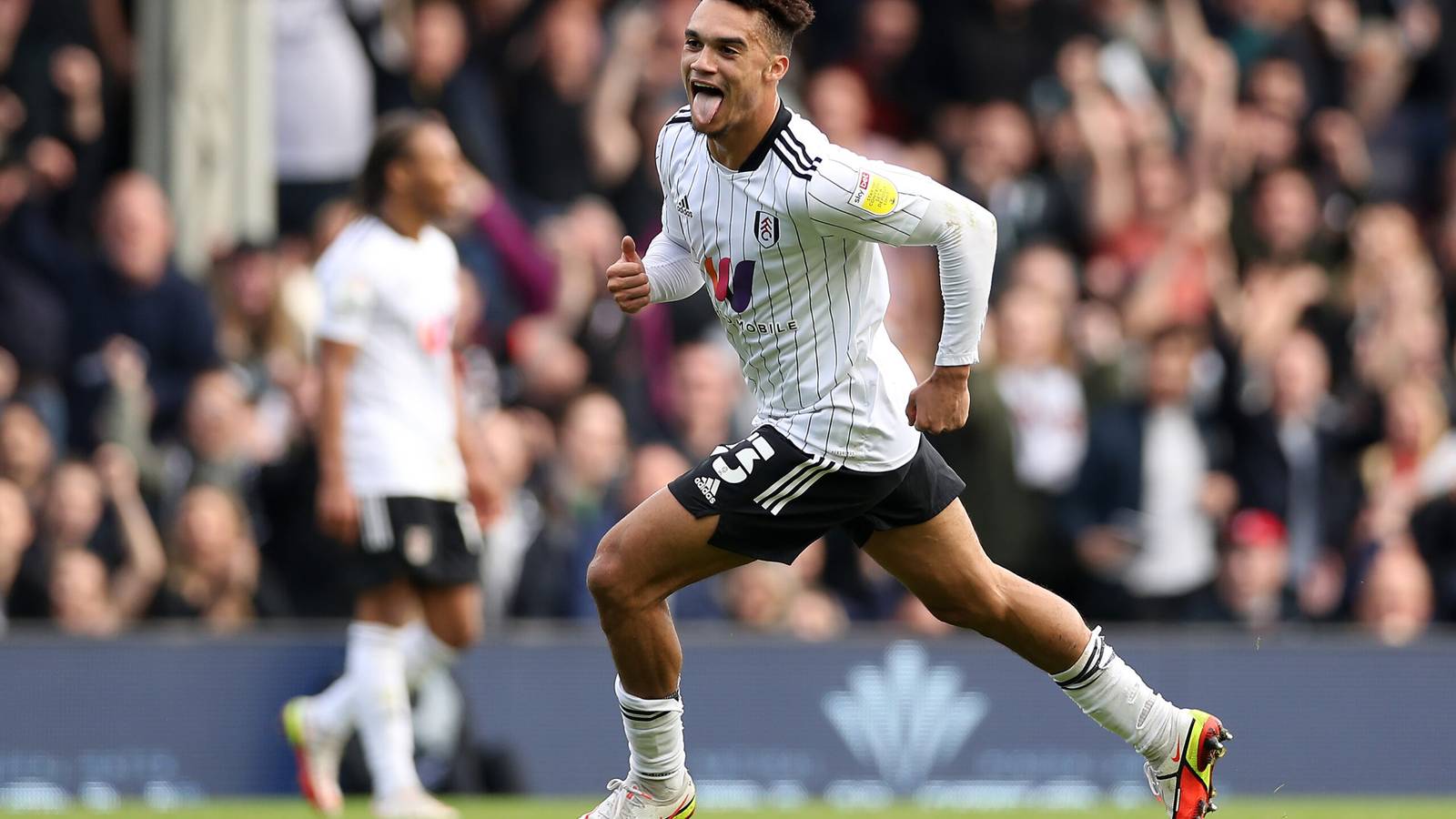 1600x900 Antonee Robinson magic: Fulham star impresses teammates with card trick