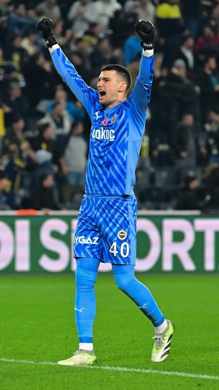736x1308 Dominik Livakovic