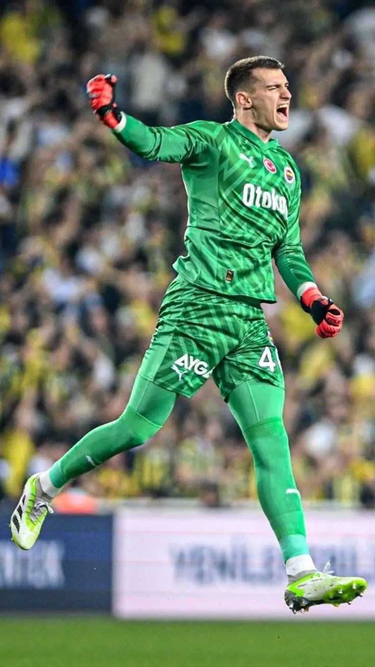 736x1308 Dominik Livakovic