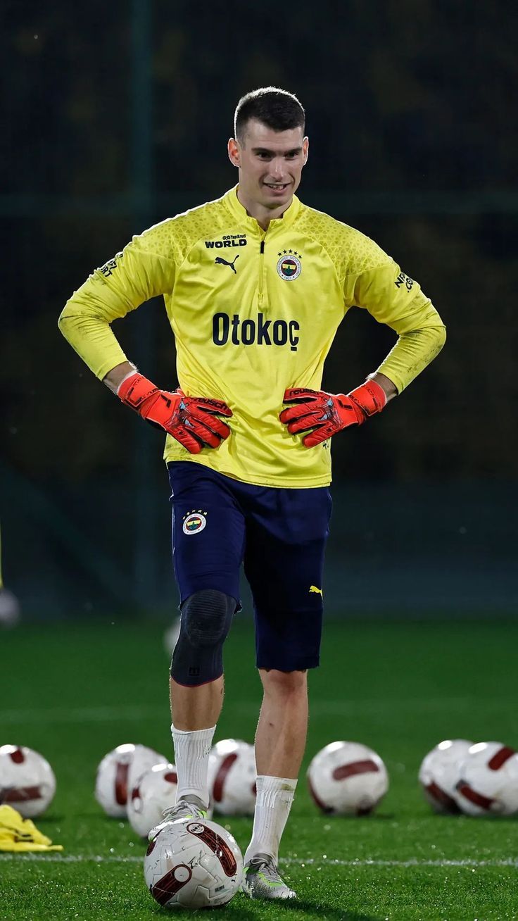736x1308 Dominik Livakovic