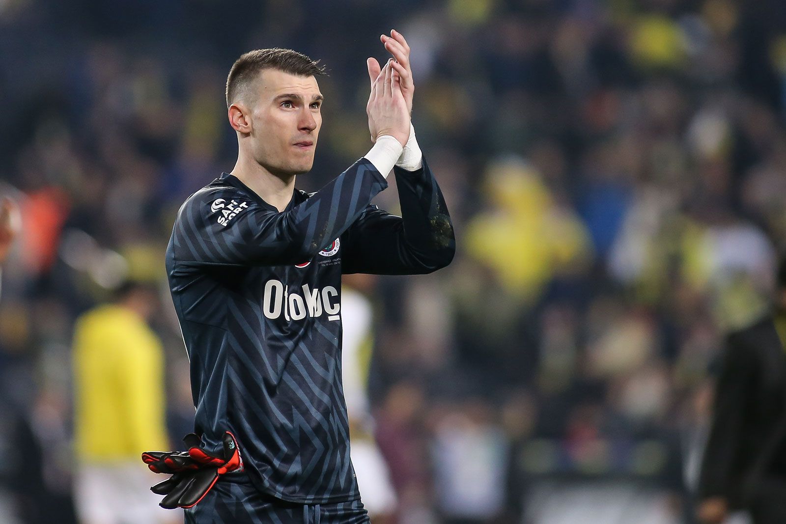 1600x1067 Dominik Livaković under fire: Turkish fans question his role after rrecent defeat