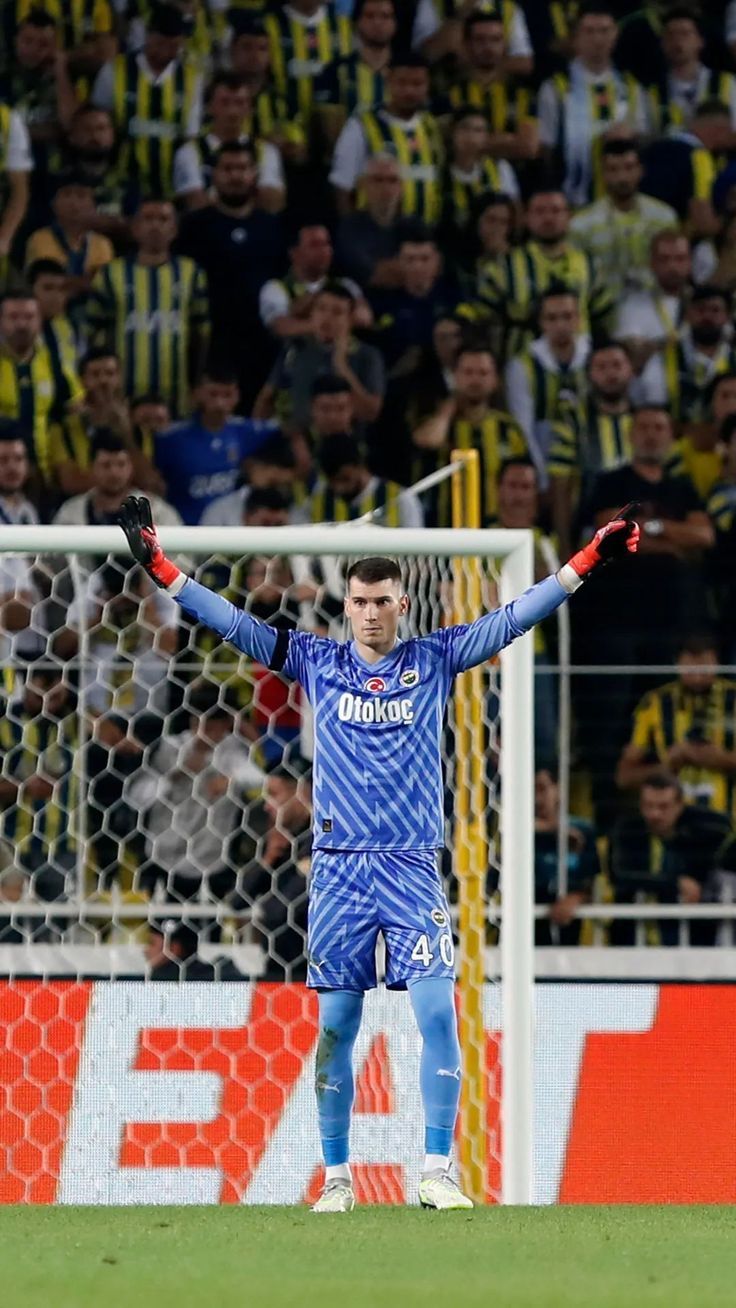 736x1308 Dominik Livaković