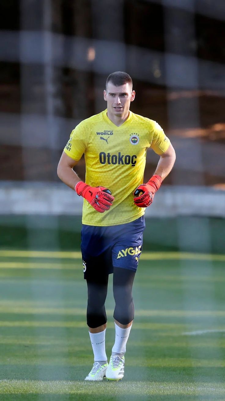 736x1308 Dominik Livaković