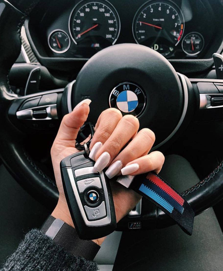 911x1107 Bmw Car Key And Steering Wheel Wallpaper