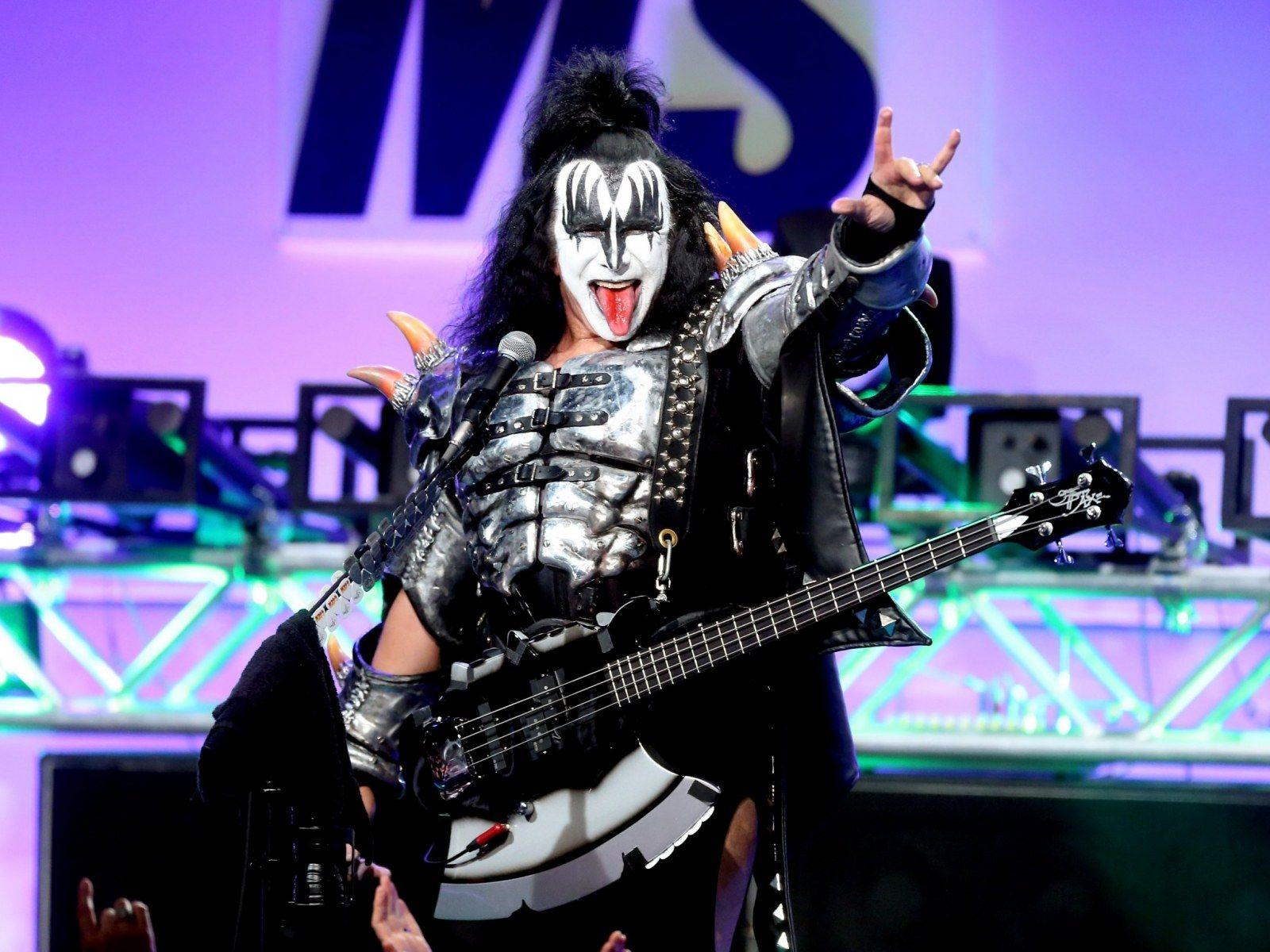 1600x1200 Gene Simmons: David Bowie's Death Was Tragic, Prince's Was Pathetic