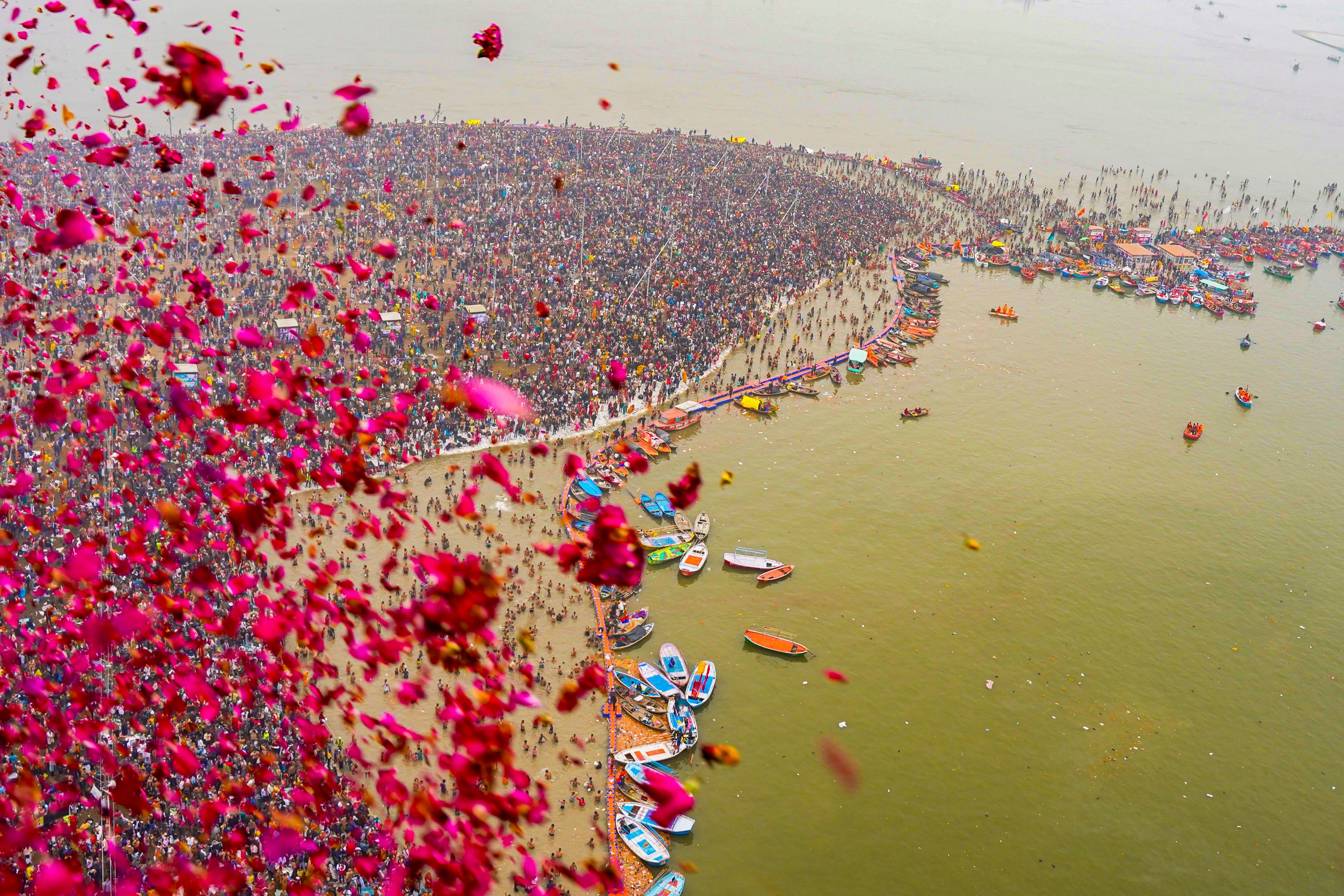 4800x3201 Mahakumbh 2025 Highlights: Special flights, trains to Prayagraj; Schools from class 1 to 8 to remain shut in city