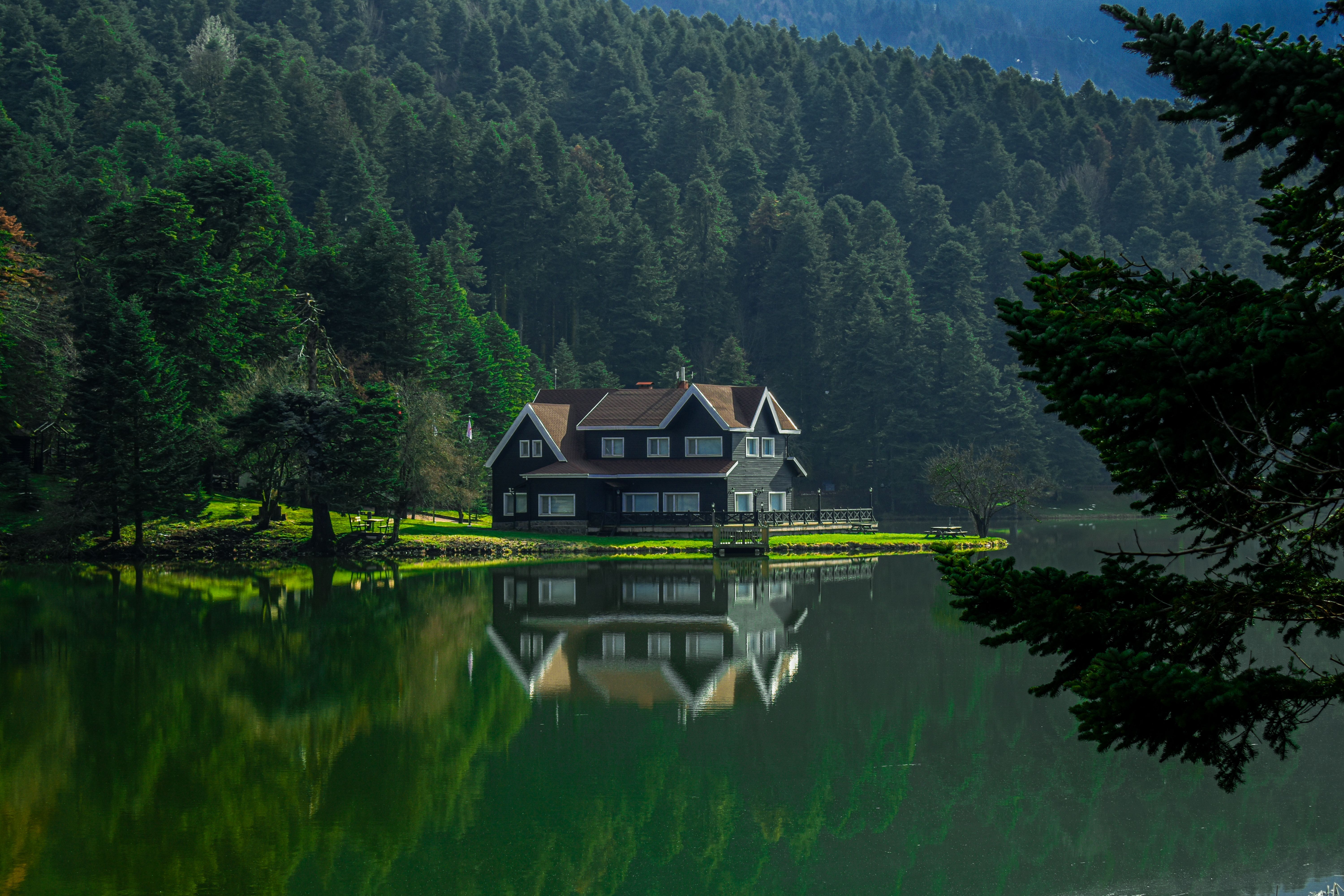 6000x4000 Scenic Autumn Lake House Reflection in Bolu · Free