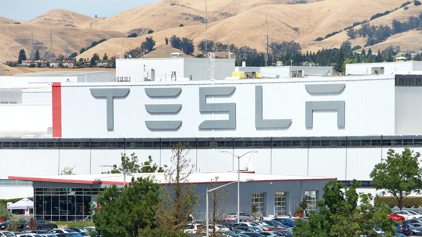 1366x768 Tesla's California Factory Now Largest in America