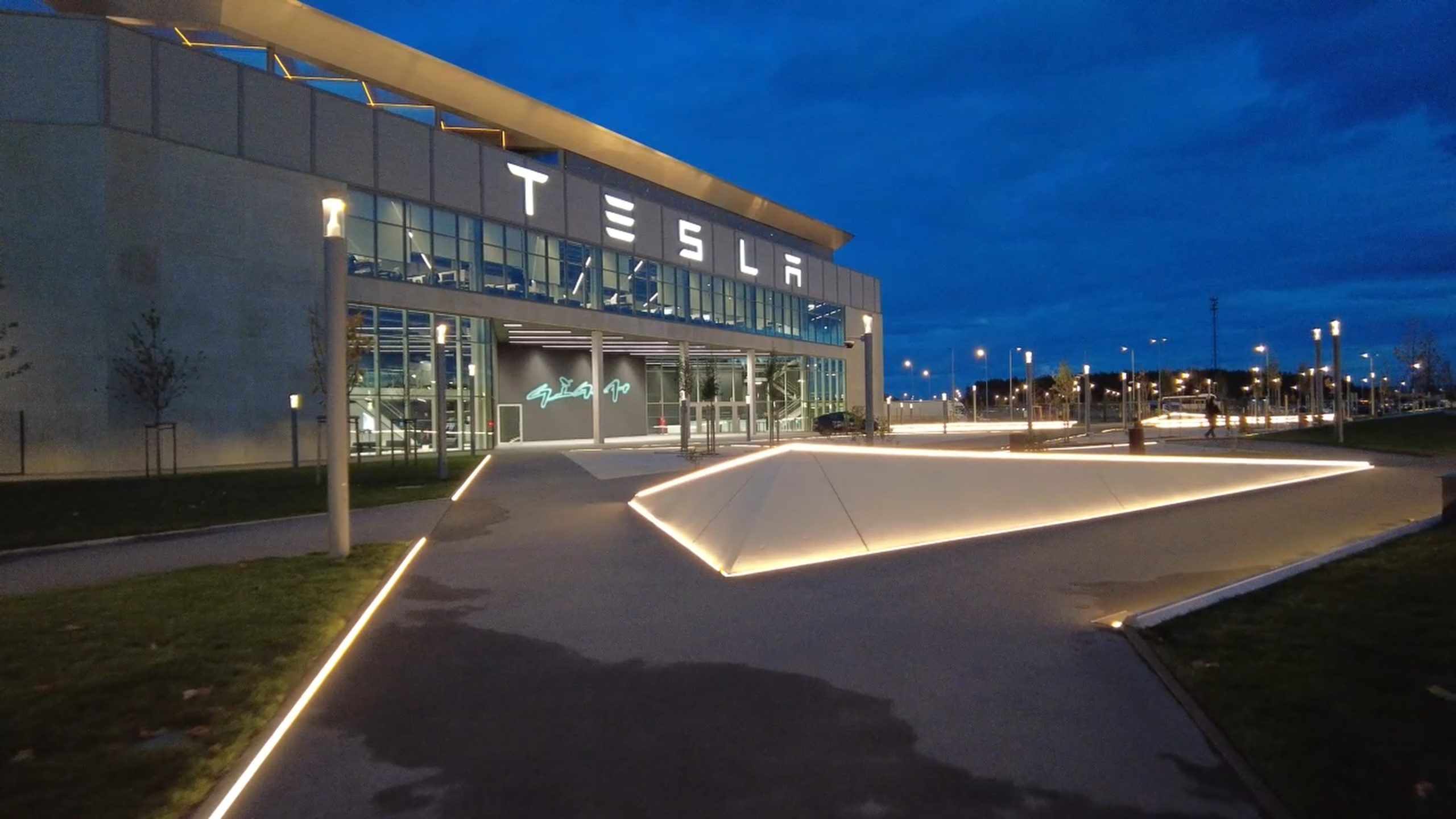 2560x1440 Tesla Factory Berlin Logo