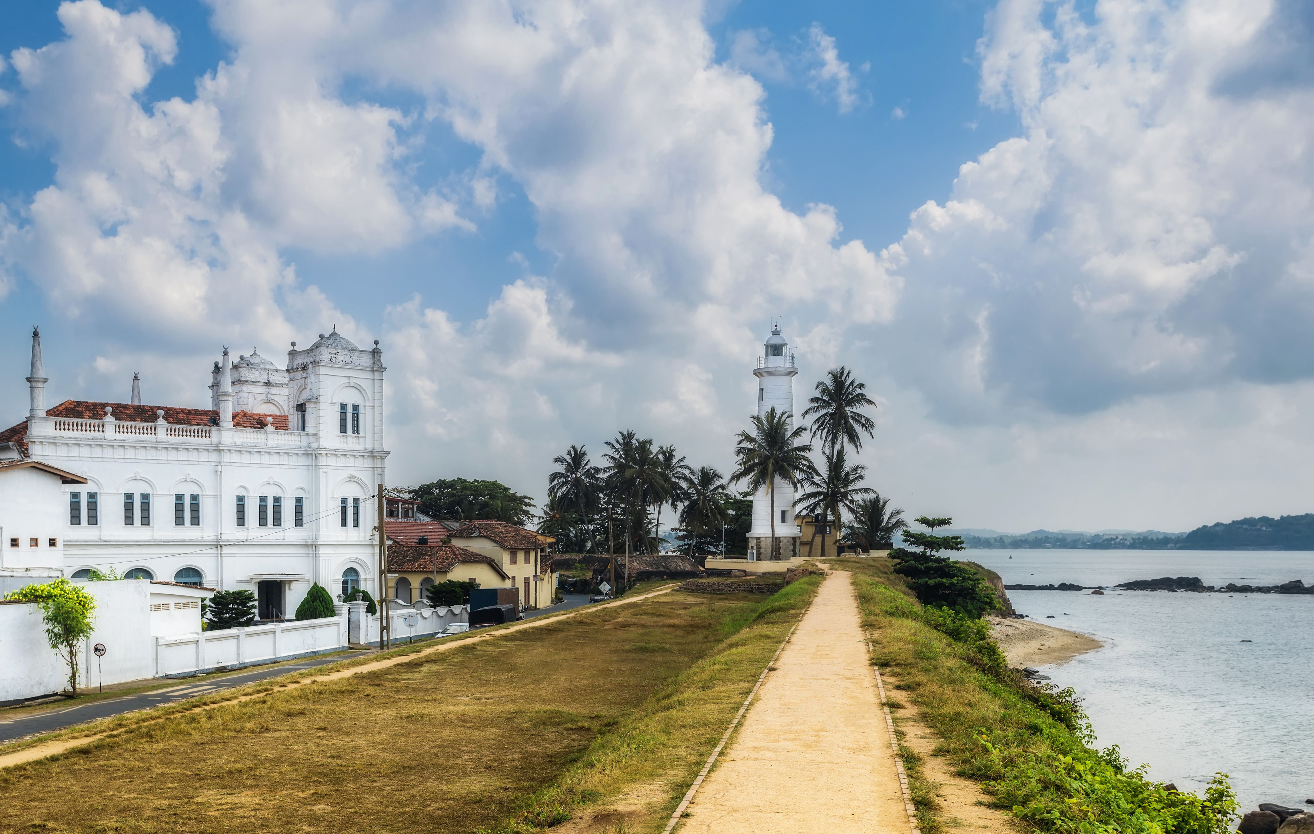 4600x2920 Fortress Galle Fort on the coast under a beautiful sky with white obakami. Sri Lanka Desktop wallpaper 1024x768