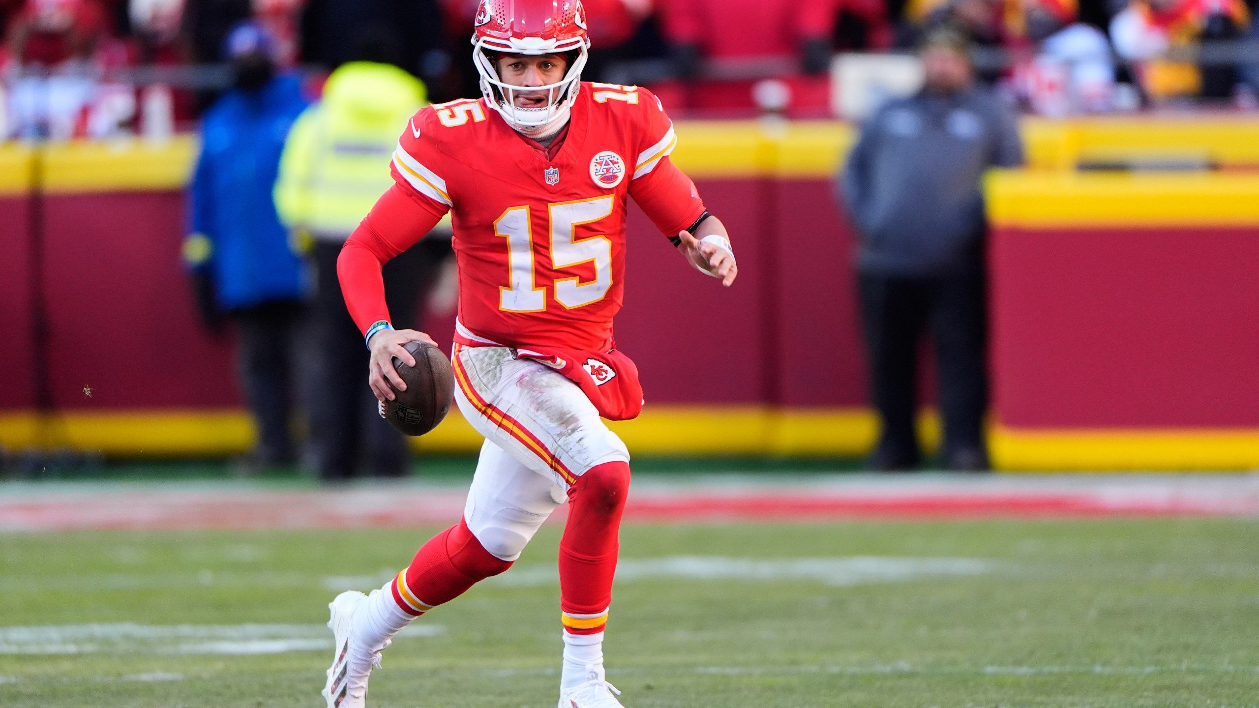 2560x1440 Mahomes attends the start of the Chiefs' offseason program as he rehabs torn knee ligaments